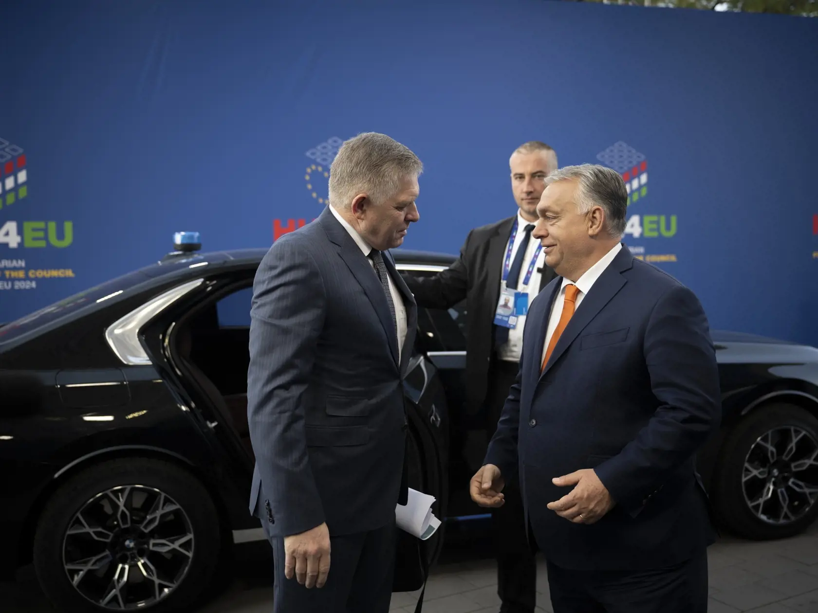 Maďarský premiér Viktor Orbán (vpravo) víta slovenského premiéra Roberta Fica počas príchodu na neformálny summit lídrov EÚ Budapešti v piatok 8. novembra 2024.