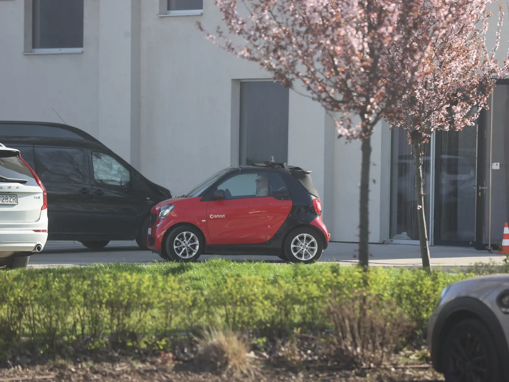 Na štýlovom aute prišiel aj Cibulkovej otec Milan.