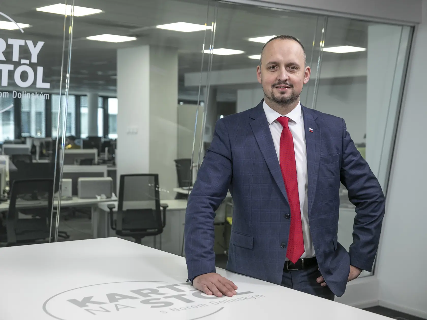  Na snímke je diskusná relácia "Karty na stôl", ktorej hosťom bol  poslanec NRSR za KDH František Majerský.