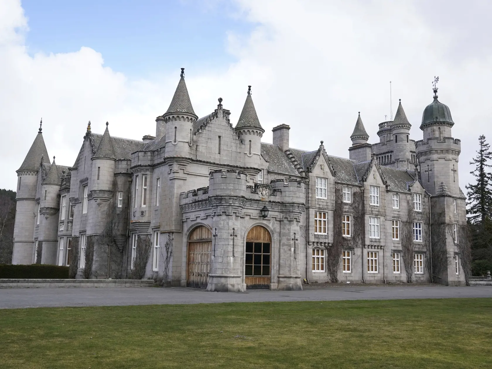 WA 7 archív Balmoral - Na archívnej snímke z 30. marca 2022 zámok Balmoral, škótske sídlo britskej kráľovnej Alžbety II. v oblasti Aberdeenshire. Britská kráľovná Alžbeta II. prijme nového premiéra, respektíve premiérku na budúci utorok 6. septembra 2022 vo svojom škótskom sídle Balmoral. Ceremónia prijatia nového šéfa kabinetu sa pritom tradične konáva v Buckinghamskom paláci v Londýne, informuje stanica BBC. FOTO TASR/AP

FILE - File photo dated 30/03/22 showing a general view of Balmoral Cast