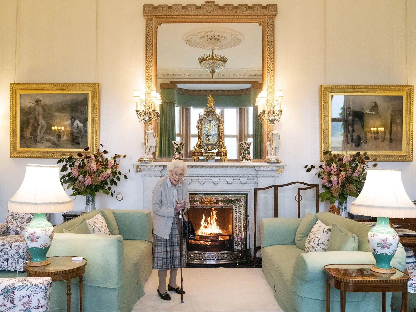 PK 47 Balmoral - Na snímka britská kráľovná Alžbeta II. čaká na príchod novozvolenej líderky britskej Konzervatívnej strany Liz Trussovej pred audienciou na zámku Balmoral, škótskeho sídla britskej kráľovnej Alžbety II. v oblasti Aberdeenshire, 6. septembra 2022. Trussová sa v utorok oficiálne stala premiérkou. Kráľovná Alžbeta II. ju poverila zostavením vlády vo svojom škótskom sídle Balmoral. FOTO TASR/AP

Britain's Queen Elizabeth II waits in the Drawing Room before receiving Liz Truss for an