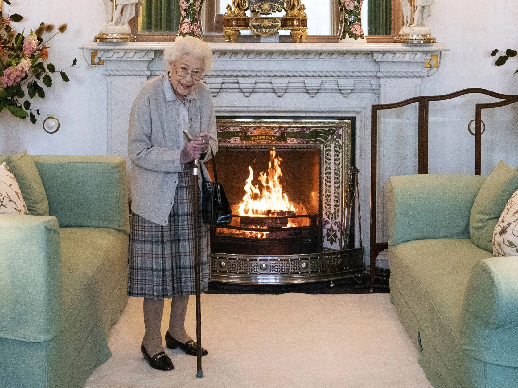 PK 65 Balmoral - Na snímka britská kráľovná Alžbeta II. čaká na príchod novozvolenej líderky britskej Konzervatívnej strany Liz Trussovej pred audienciou na zámku Balmoral, škótskeho sídla britskej kráľovnej Alžbety II. v oblasti Aberdeenshire, 6. septembra 2022. Lekári sú znepokojení zdravotným stavom britskej kráľovnej Alžbety II. a odporučili jej ostať pod lekárskym dohľadom, oznámil vo štvrtok Buckinghamský palác. Znepokojenie v tejto súvislosti vyjadrila aj britská premiérka Liz Trussová. F