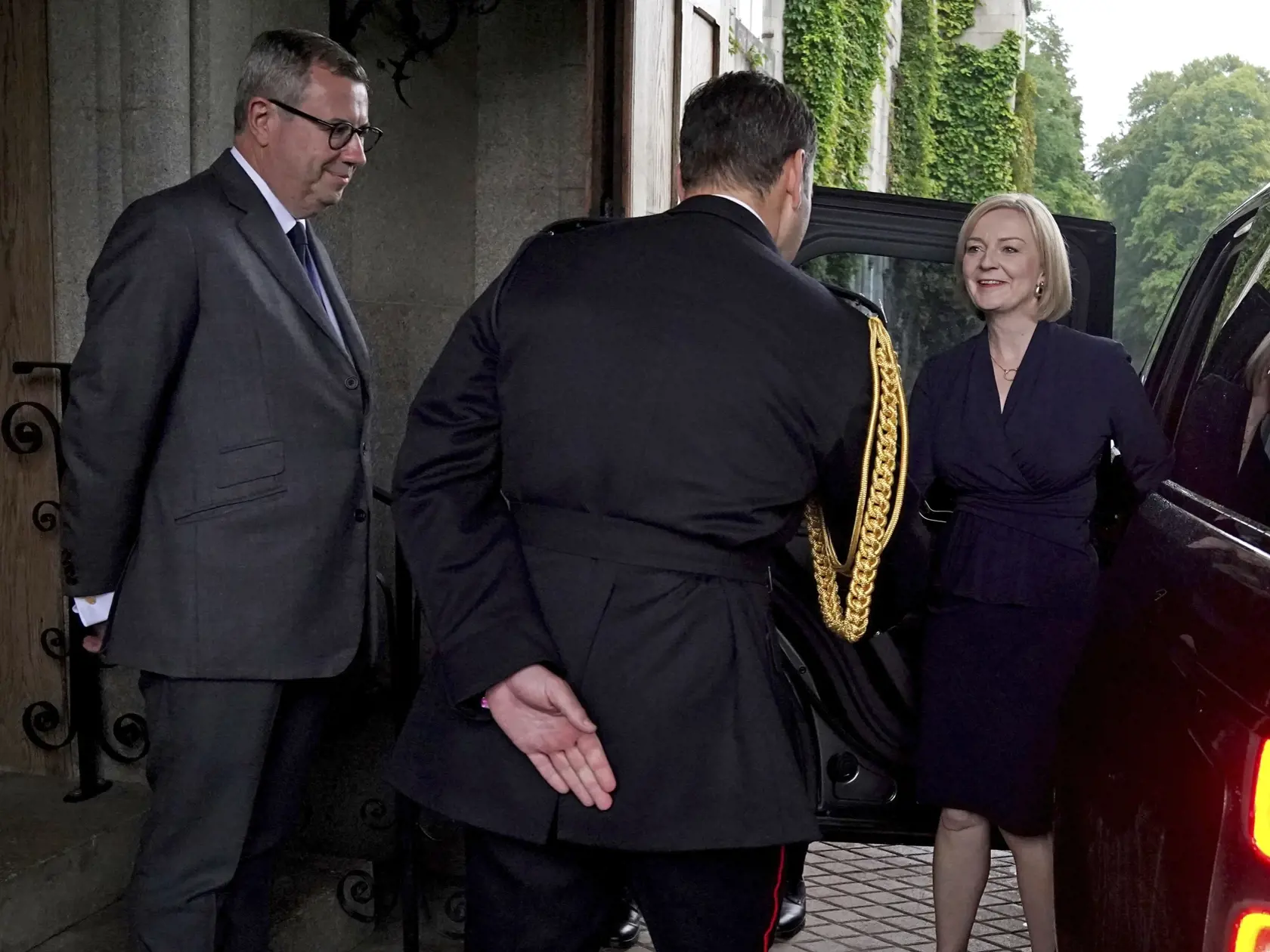 PK 43 Balmoral - Na snímke novozvolená líderka britskej Konzervatívnej strany Liz Trussová prichádza do zámku Balmoral, škótskeho sídla britskej kráľovnej Alžbety II. v oblasti Aberdeenshire, 6. septembra 2022. Novozvolená líderka britskej Konzervatívnej strany Liz Trussová sa v utorok oficiálne stala premiérkou. Kráľovná Alžbeta II. ju poverila zostavením vlády vo svojom škótskom sídle Balmoral. FOTO TASR/AP

Newly elected leader of the Conservative party Liz Truss is greeted by Queen Elizabeth