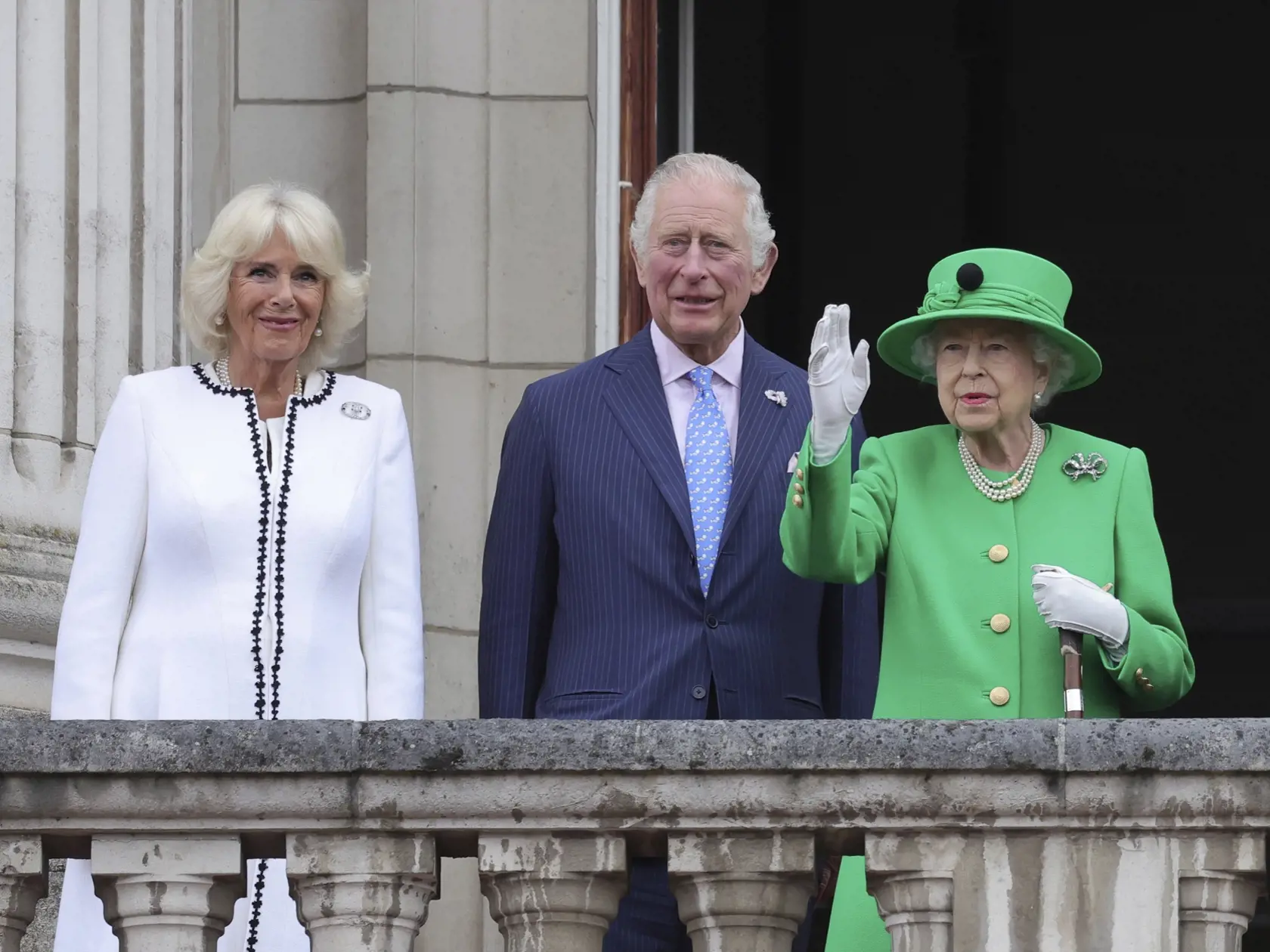 JB 111 Londýn - Britská kráľovná Alžbeta II. (vpravo) s kráľovskou rodinou máva z balkóna Buckinghamského paláca v Londýne 5. júna 2022 pri príležitosti osláv platinového jubilea britskej kráľovnej Alžbety II.. V Londýne v nedeľu posledným dňom pokračovali oslavy 70. výročia nástupu britskej kráľovnej Alžbety II. na trón. FOTO TASR/AP

Camilla, Duchess of Cornwall, Prince Charles, Prince of Wales, and Queen Elizabeth II stand on the balcony, at the end of the Platinum Jubilee Pageant held outsid