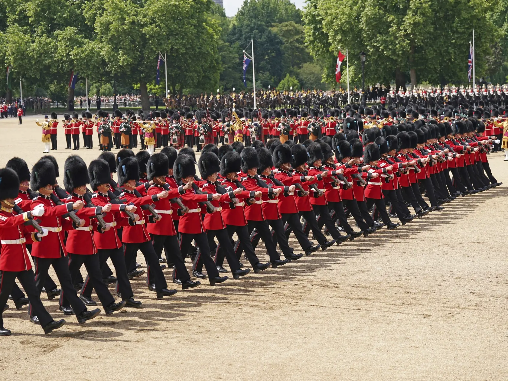 EBE 31 Londýn - Na snímke príslušníci divízie Household pochodujú v  slávnostnom vojenskom sprievode (Trooping the Color), ktorým sa začali štvordňové oslavy 70. výročia nástupu britskej kráľovnej Alžbety II. na trón v Londýne vo štvrtok 2. júna 2022. Kráľovná Alžbeta II. (96) oslávila 70 rokov na tróne vo februári a celonárodné oslavy jej platinového jubilea, vrátane ďakovnej bohoslužby a hudobného koncertu pred Buckinghamským palácom, sa budú konať od 2. do 5. júna. FOTO TASR/AP
   
Members of