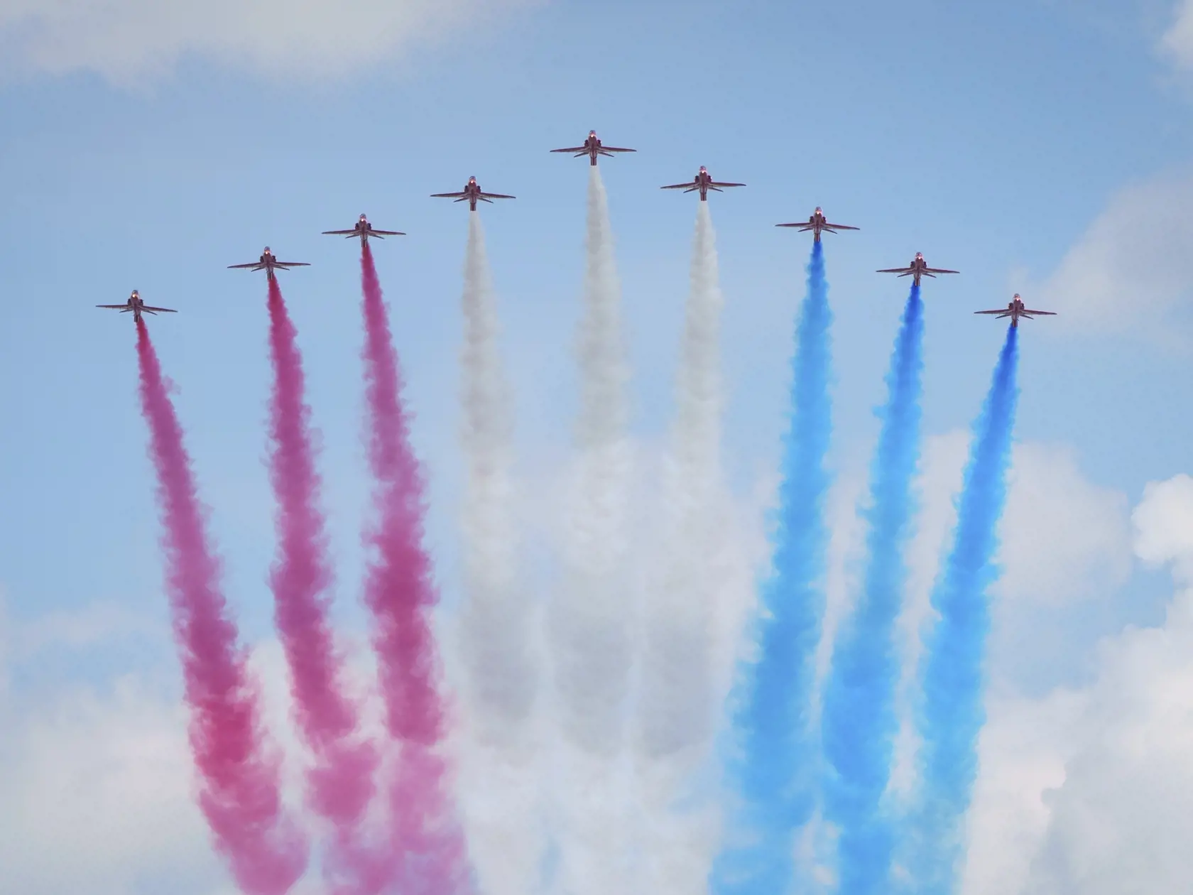EBE 7 Londýn - Na snímke britská letecká akrobatická skupina kráľovských vzdušných síl The Red Arrows predvádza svoje umenie nad mestom po slávnostnom vojenskom sprievode (Trooping the Color), ktorým sa začali štvordňové oslavy 70. výročia nástupu britskej kráľovnej Alžbety II. na trón v Londýne vo štvrtok 2. júna 2022. Kráľovná Alžbeta II. (96) oslávila 70 rokov na tróne vo februári a celonárodné oslavy jej platinového jubilea, vrátane ďakovnej bohoslužby a hudobného koncertu pred Buckinghamský