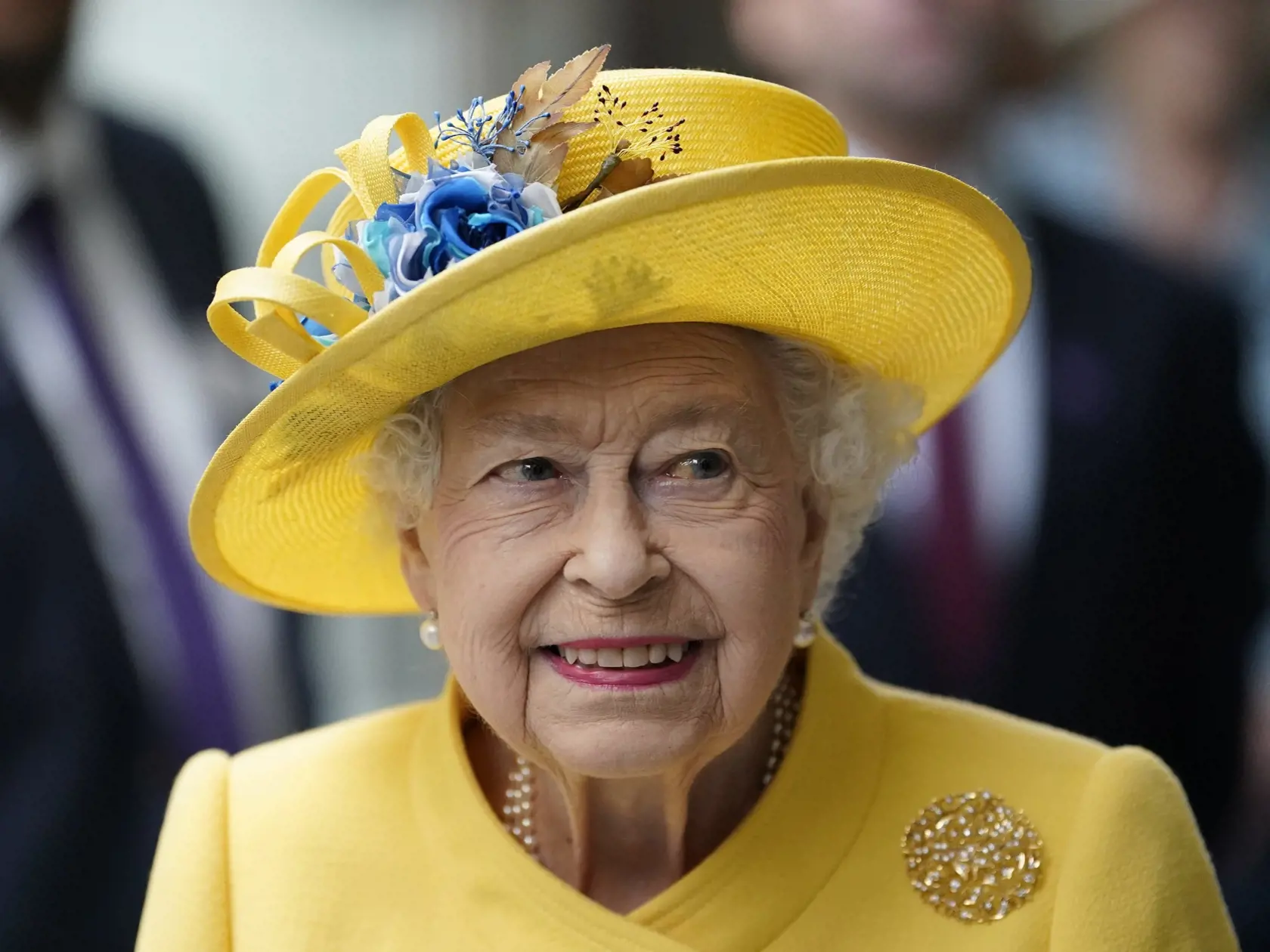 KK13 Londýn - Britská kráľovná Alžbeta II. sa zúčastnila na otvorení novej linky londýnskeho metra Elizabeth Line, ktorá bola pomenovaná práve po nej, 17. mája 2022 v Londýne. FOTO TASR/AP
Britain's Queen Elizabeth II meets staff of the Crossrail project, and Elizabeth Line staff, at Paddington station in London, to mark the completion of London's Crossrail project, Tuesday, May 17, 2022. (Andrew Matthews/Pool via AP)