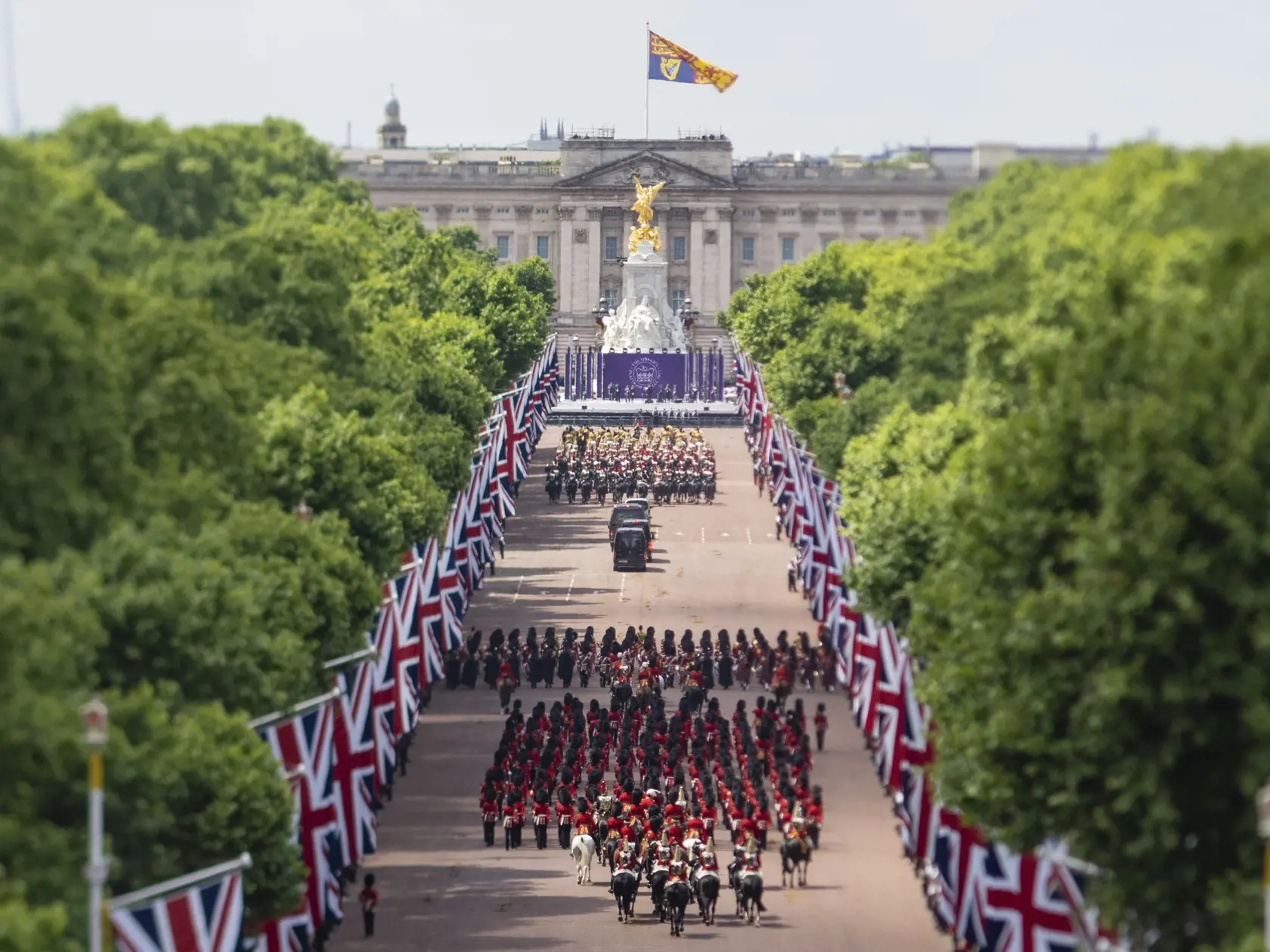 EBE 4 Londýn - Na snímke vojaci pochodujú na ulici The Mall smerom k Buckinghamskému palácu počas slávnostného vojenského sprievodu (Trooping the Color), ktorým sa začali štvordňové oslavy 70. výročia nástupu britskej kráľovnej Alžbety II. na trón v Londýne vo štvrtok 2. júna 2022. Kráľovná Alžbeta II. (96) oslávila 70 rokov na tróne vo februári a celonárodné oslavy jej platinového jubilea, vrátane ďakovnej bohoslužby a hudobného koncertu pred Buckinghamským palácom, sa budú konať od 2. do 5. jú
