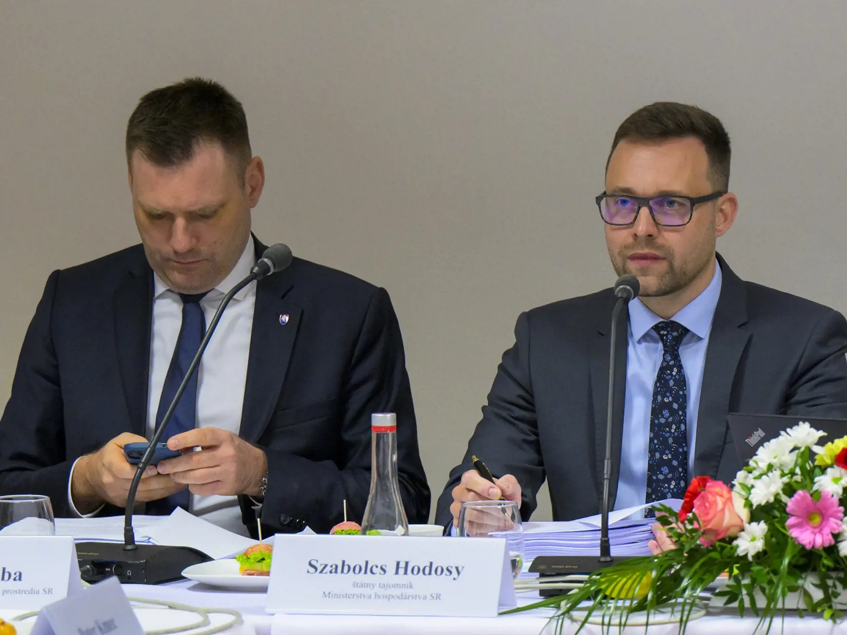 Na snímke zľava podpredseda vlády a minister životného prostredia SR Tomáš Taraba (nominant SNS) a štátny tajomník Ministerstva hospodárstva SR Szabolcs Hodosy počas výjazdového rokovania vlády Slovenskej republiky v Červenom Kláštore 29. januára 2025. FOTO TASR - Veronika Mihaliková

