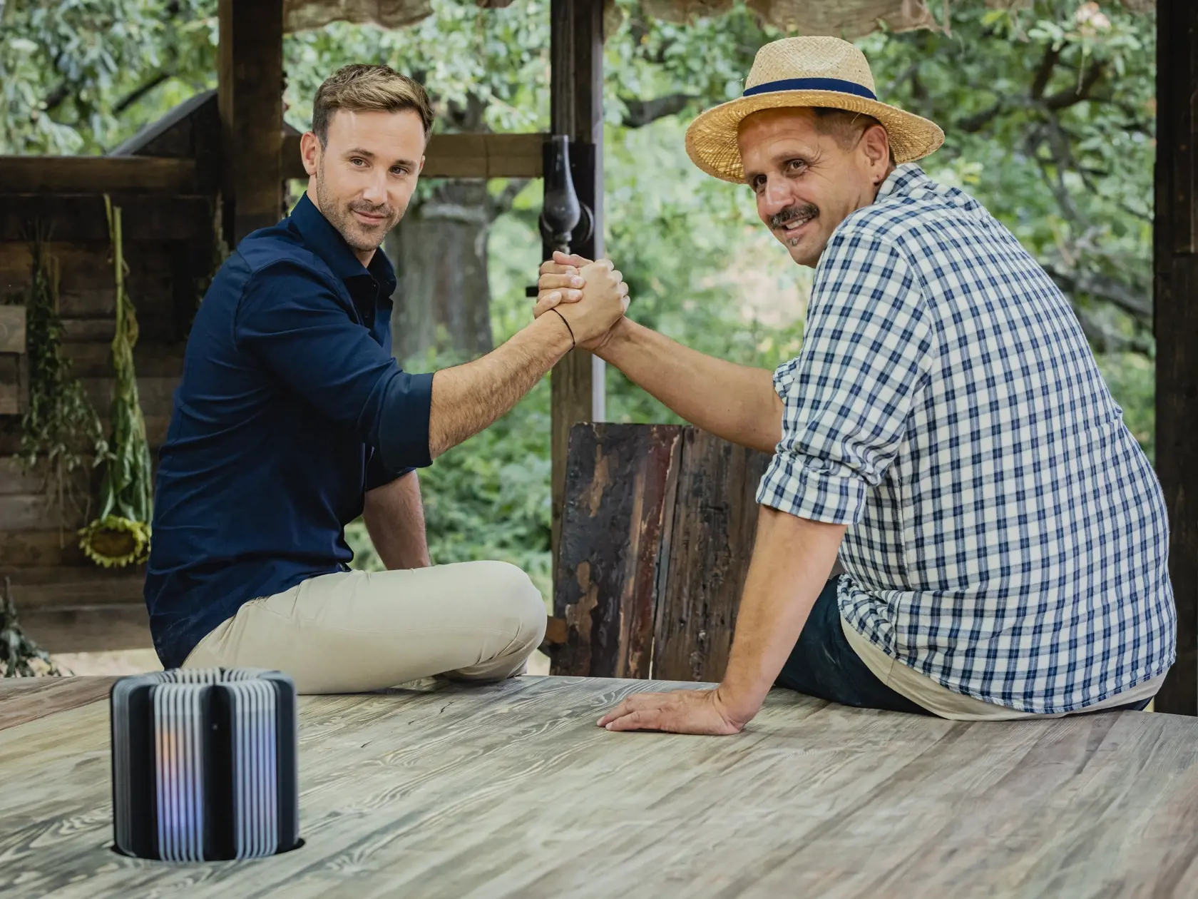 Na snímke hospodár celej série reality show Farma, Martin Bagar a moderátor Farmy 14, herec Marek Fašiang.