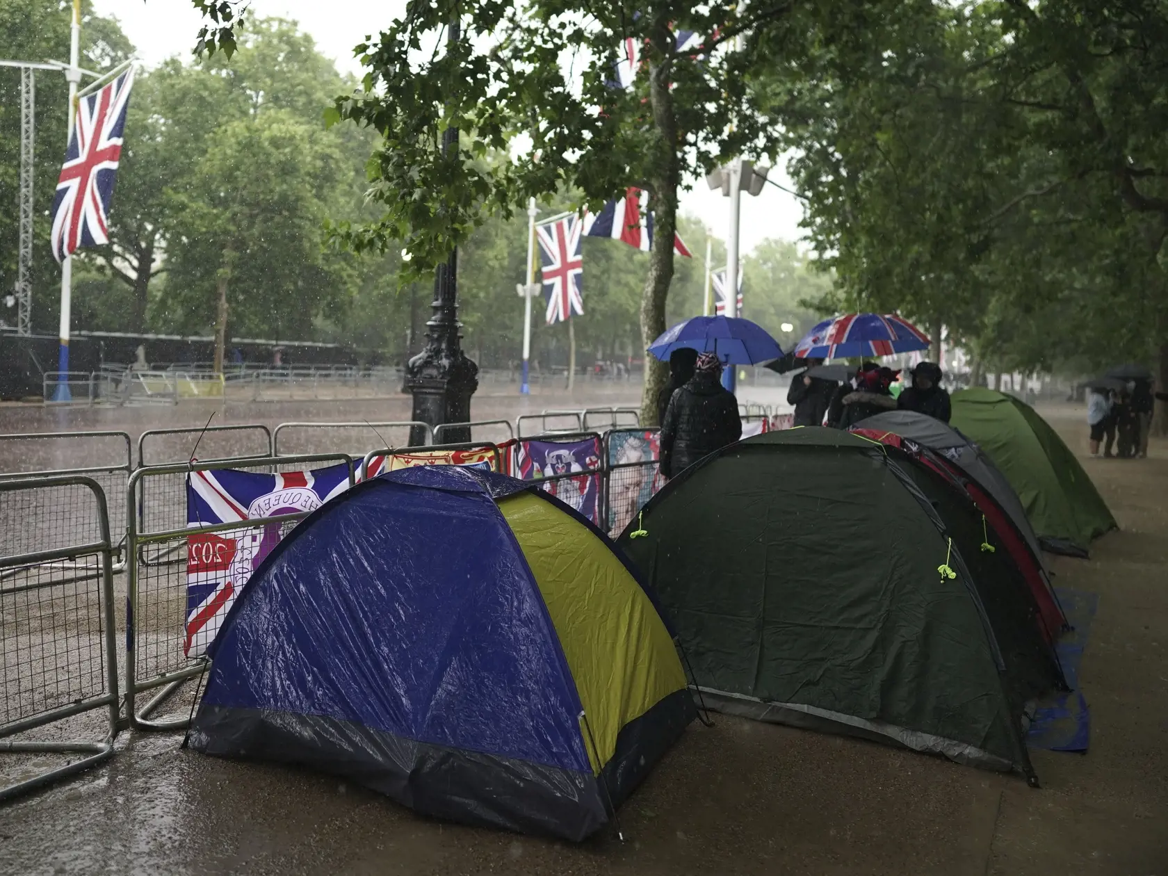 WA 17 Londýn - Na snímke ľudia stanujú neďaleko Buckinghamského paláca pred oslavami platinového jubilea britskej kráľovnej Alžbety II. v Londýne v utorok 31. mája 2022. Deväťdesiatšesťročná Alžbeta II. oslavuje v tomto roku 70. výročie svojho nástupu na trón. Na trón nastúpila 6. februára 1952 a slávnostne ju korunovali 2. júna nasledujúceho roka. Štvordňové oslavy tzv. platinového jubilea sa začnú 2. júna 2022. Je najdlhšie vládnucou britskou panovníčkou. Jej manžel, princ Philip, zomrel vlani