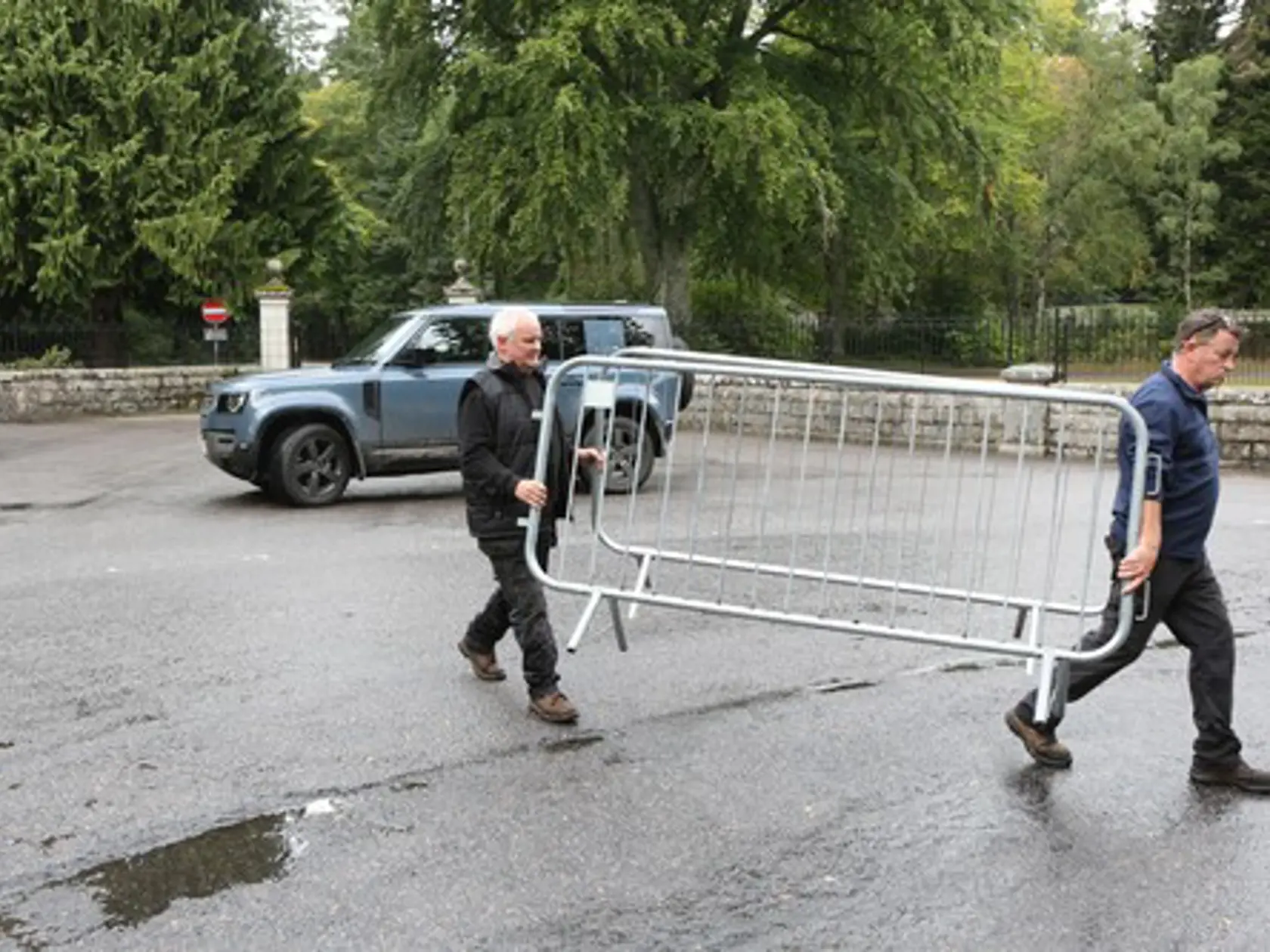 Pred sídlom Balmoral sa začali zhromažďovať davy ľudí. Sídlo stráži polícia stavajú zátarasy.
