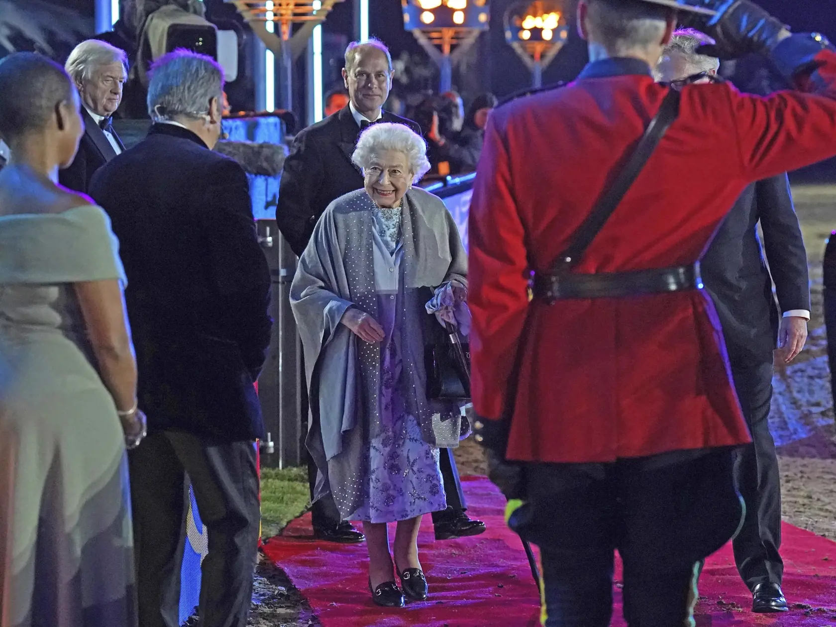EBE 1 Windsor - Na snímke britská kráľovná Alžbeta II. odchádza po tom, čo sa zúčastnila na jazdecom podujatí Oslavy platinového jubilea kráľovnej na tróne pod názvom Cval históriou na zámku Windsor v nedeľu 15. mája 2022. FOTO TASR/AP

Queen Elizabeth II departs after attending the "A Gallop Through History" Platinum Jubilee celebration at the Royal Windsor Horse Show at Windsor Castle in Windsor, England, on Sunday May 15, 2022. (Steve Parsons/Pool via AP)