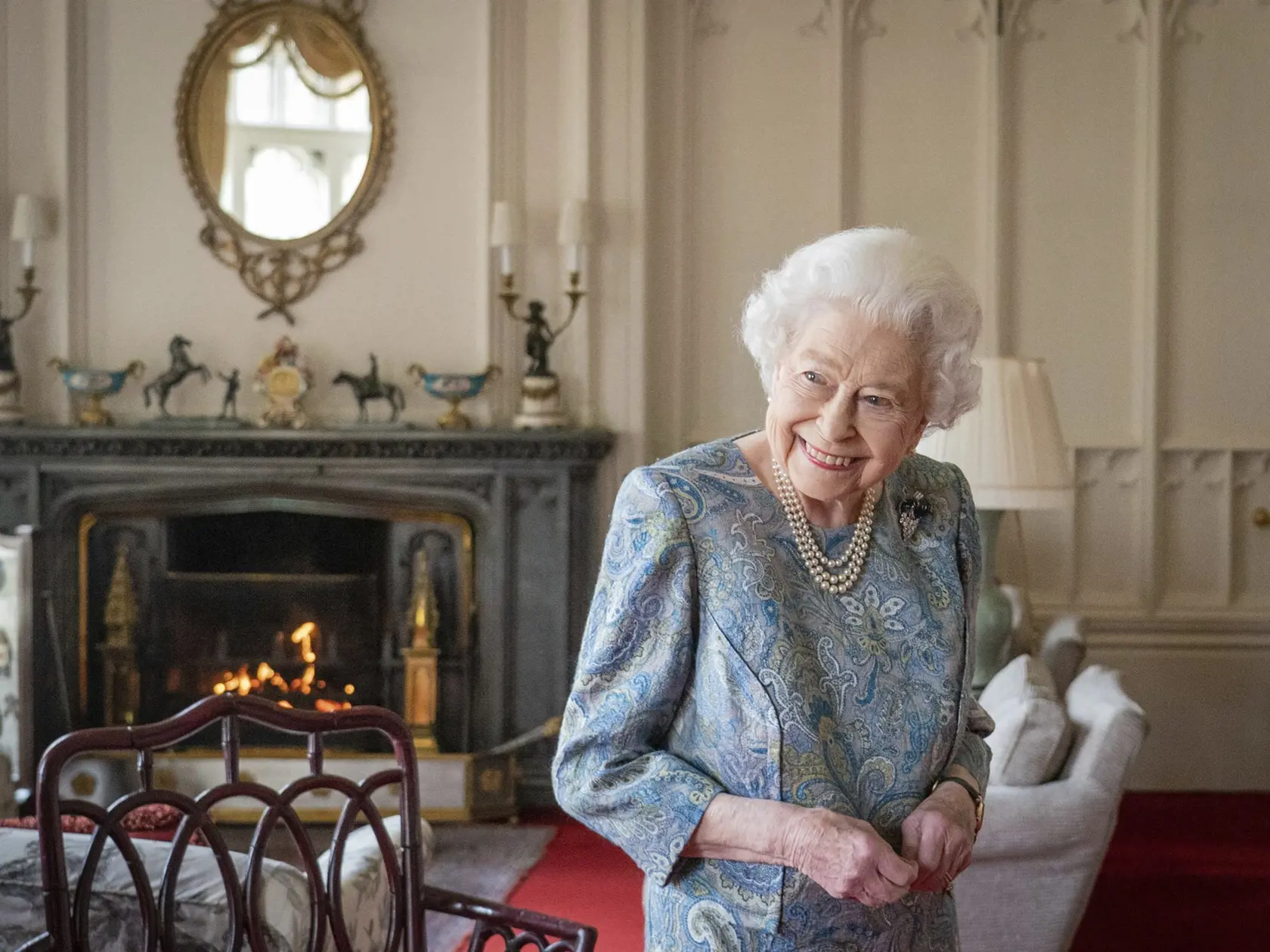 WA 4 Windsor - Britská kráľovná Alžbeta II. sa usmieva počas stretnutia so švajčiarskym prezidentom Ignaziom Cassisom a jeho manželkou Paolou Cassisovou na Windsorskom hrade vo štvrtok 28. apríla 2022. FOTO TASR/AP   

Britain's Queen Elizabeth II smiles while receiving the President of Switzerland Ignazio Cassis and his wife Paola Cassis during an audience at Windsor Castle in Windsor, England, Thursday, April 28, 2022. (Dominic Lipinski/Pool Photo via AP)