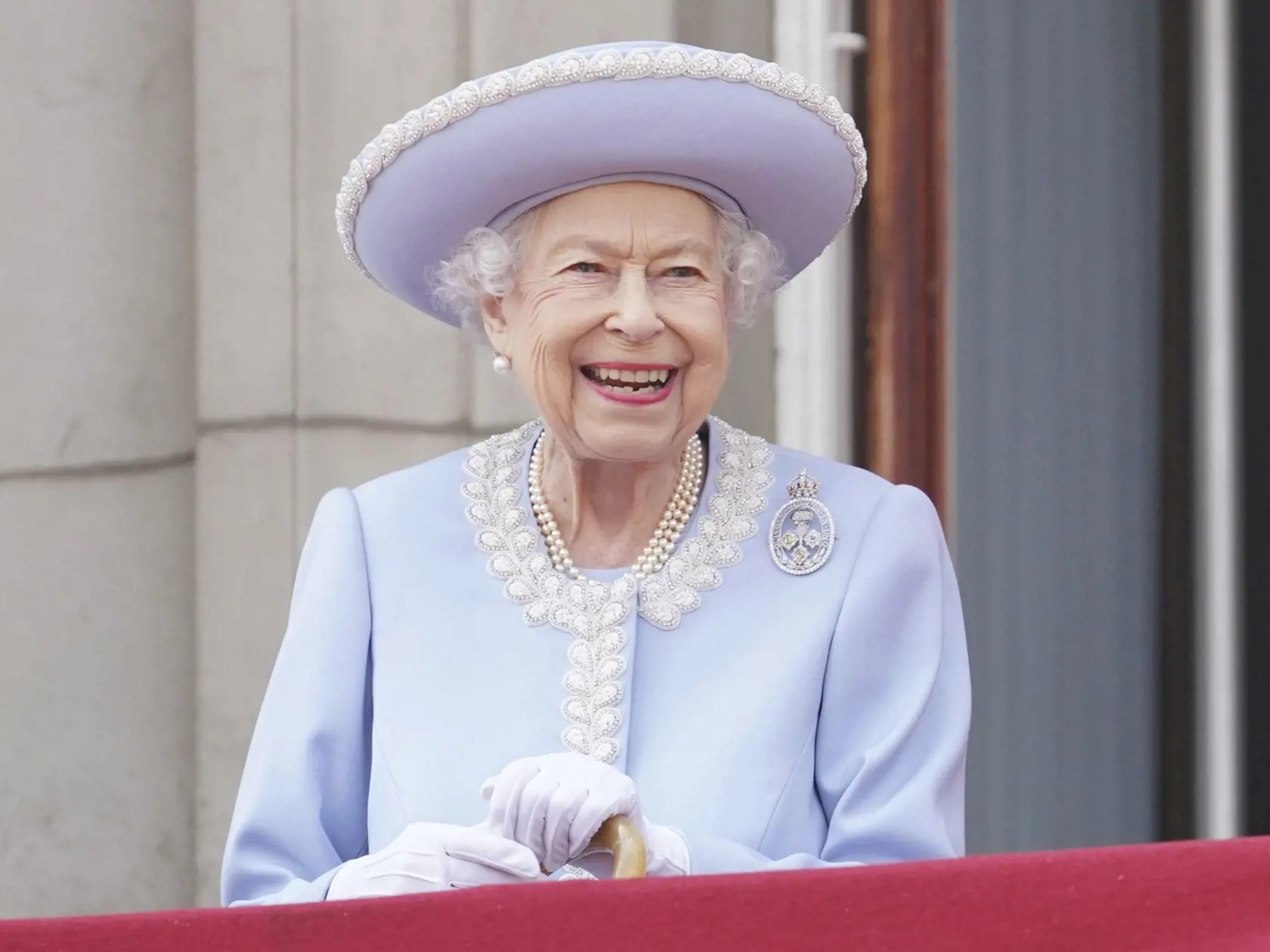 WA 49 Londýn - Britská kráľovná Alžbeta II. sleduje z balkóna slávnostnú vojenskú prehliadku (Trooping the Color), ktorou sa začali štvordňové oslavy 70. výročia jej nástupu na trón v Londýne vo štvrtok 2. júna 2022. Kráľovná Alžbeta II. (96) oslávila 70 rokov na tróne vo februári a celonárodné oslavy jej platinového jubilea, vrátane ďakovnej bohoslužby a hudobného koncertu pred Buckinghamským palácom, sa budú konať od 2. do 5. júna. FOTO TASR/AP
   
Queen Elizabeth II watches from the balcony d