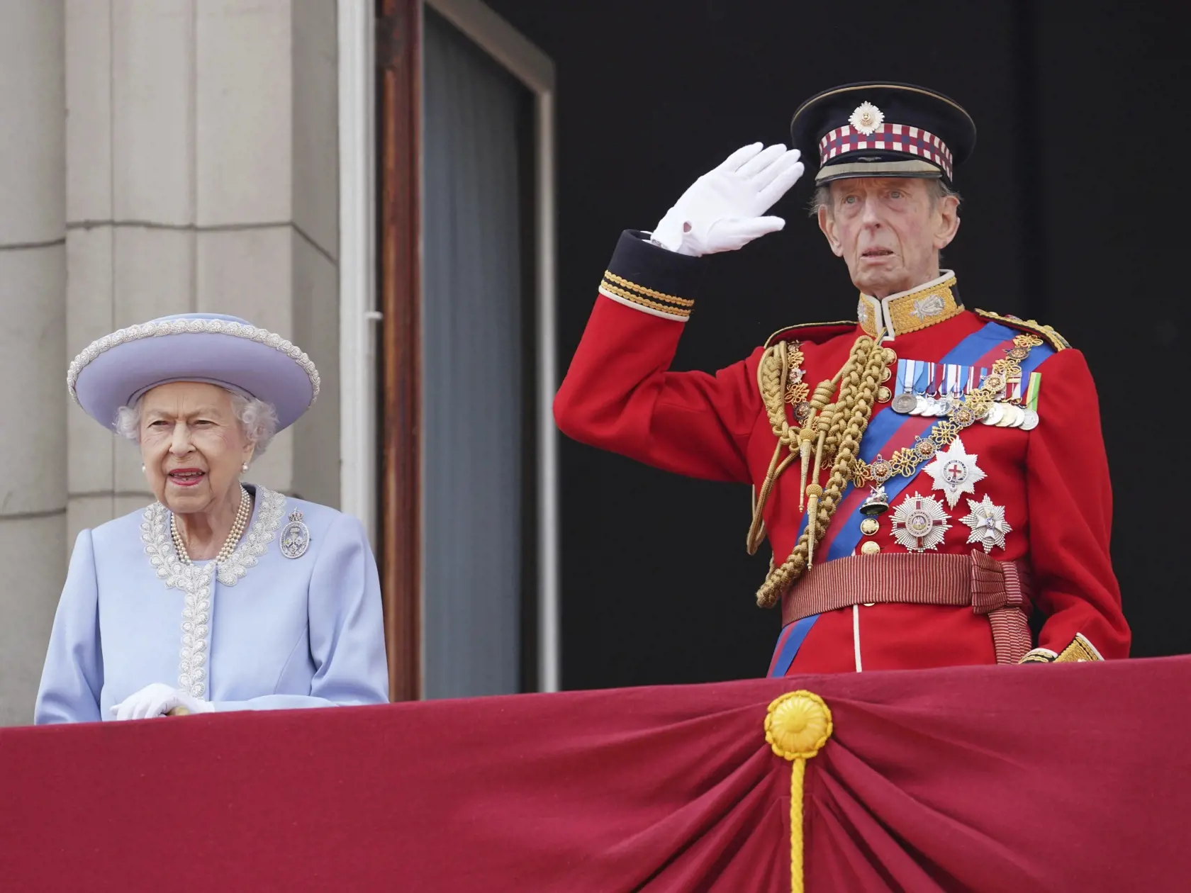 WA 60 Londýn - Na snímke zľava britská kráľovná Alžbeta II. a princ Eduard, vojvoda z Kentu stoja na balkóne Buckinghamského paláca po slávnostnom vojenskom sprievode (Trooping the Color), ktorým sa začali štvordňové oslavy 70. výročia nástupu britskej kráľovnej Alžbety II. na trón v Londýne vo štvrtok 2. júna 2022. Kráľovná Alžbeta II. (96) oslávila 70 rokov na tróne vo februári a celonárodné oslavy jej platinového jubilea, vrátane ďakovnej bohoslužby a hudobného koncertu pred Buckinghamským pa