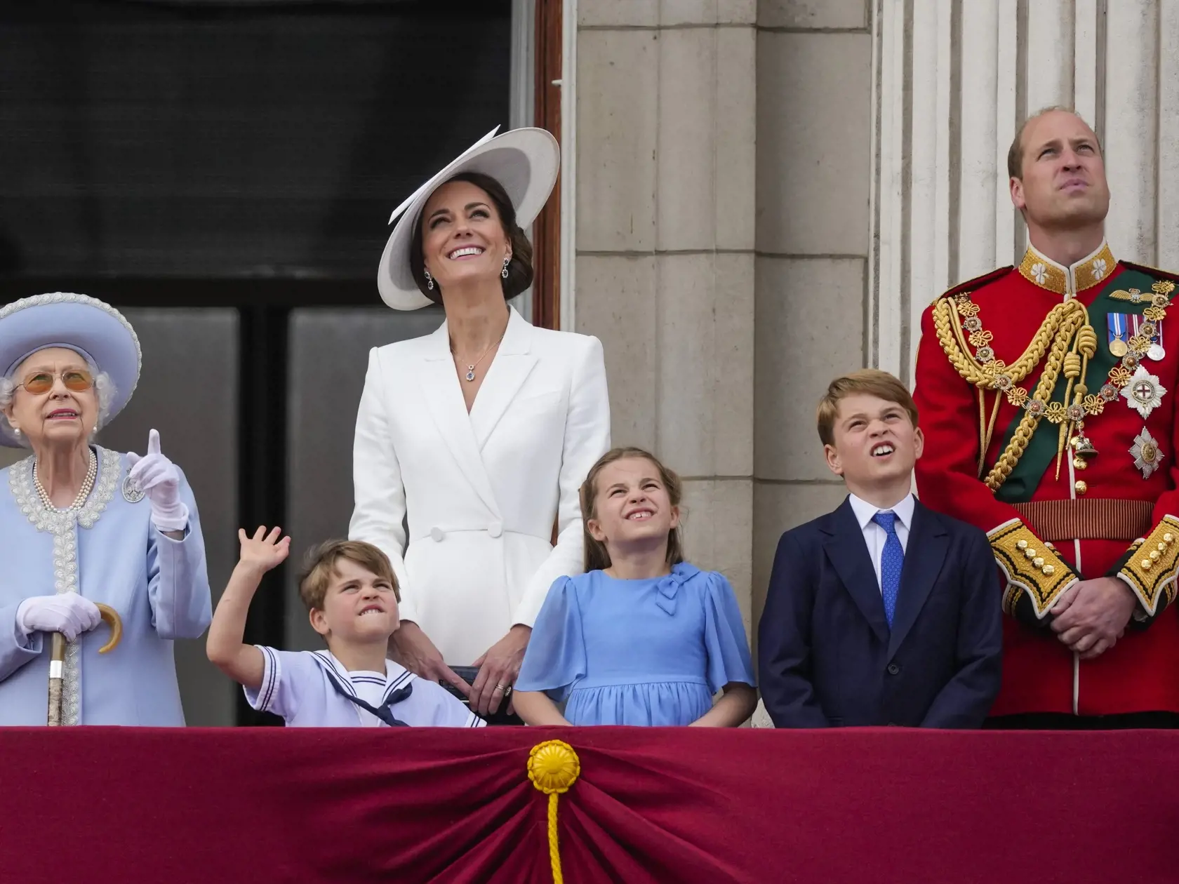 WA 63 Londýn - Na snímke zľava britská kráľovná Alžbeta II., britský princ Louis, Kate, vojvodkyňa z Cambridgeu, britská princezná Charlotte, britský princ George a britský princ William sledujú z balkóna Buckinghamského paláca slávnostný vojenský sprievod (Trooping the Color), ktorým sa začali štvordňové oslavy 70. výročia nástupu britskej kráľovnej Alžbety II. na trón v Londýne vo štvrtok 2. júna 2022. Kráľovná Alžbeta II. (96) oslávila 70 rokov na tróne vo februári a celonárodné oslavy jej pl