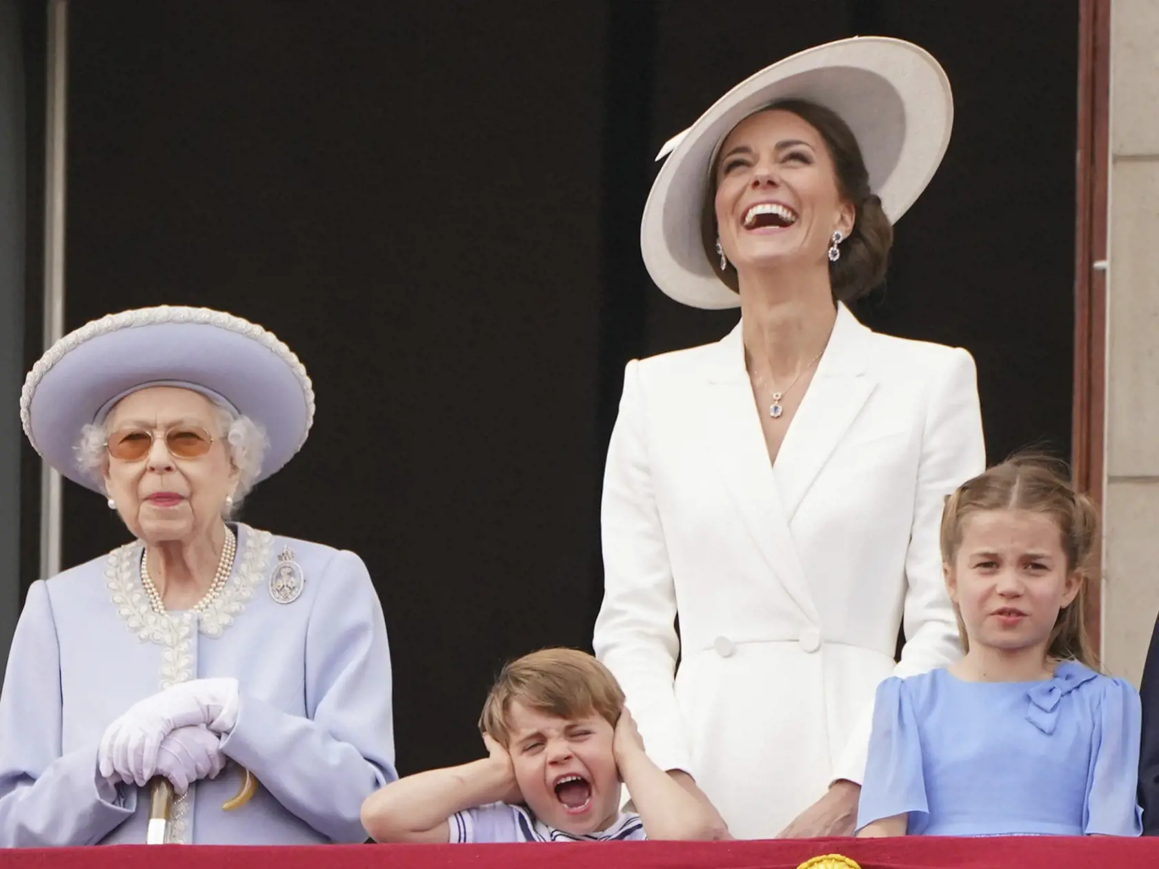 WA 64 Londýn - Na snímke zľava britská kráľovná Alžbeta II., britský princ Louis, Kate, vojvodkyňa z Cambridgeu a britská princezná Charlotte sledujú z balkóna Buckinghamského paláca slávnostný vojenský sprievod (Trooping the Color), ktorým sa začali štvordňové oslavy 70. výročia nástupu britskej kráľovnej Alžbety II. na trón v Londýne vo štvrtok 2. júna 2022. Kráľovná Alžbeta II. (96) oslávila 70 rokov na tróne vo februári a celonárodné oslavy jej platinového jubilea, vrátane ďakovnej bohoslužb
