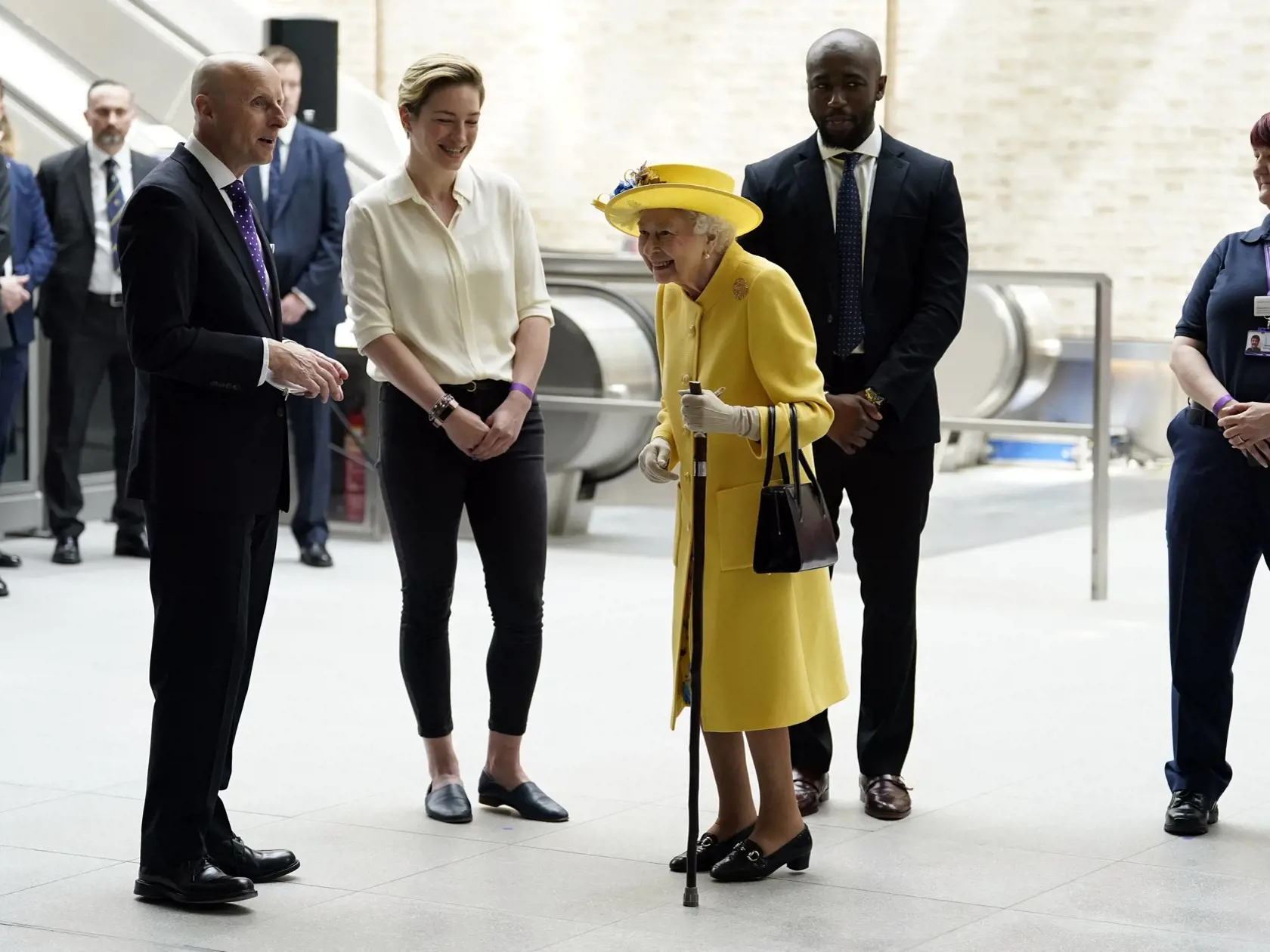 KK14 Londýn - Britská kráľovná Alžbeta II. (uprostred) sa zúčastnila na otvorení novej linky londýnskeho metra Elizabeth Line, ktorá bola pomenovaná práve po nej, 17. mája 2022 v Londýne. FOTO TASR/AP
Britain's Queen Elizabeth II, center, meets staff of the Crossrail project, and Elizabeth Line staff, at Paddington station in London, to mark the completion of London's Crossrail project, Tuesday, May 17, 2022. (Andrew Matthews/Pool via AP)