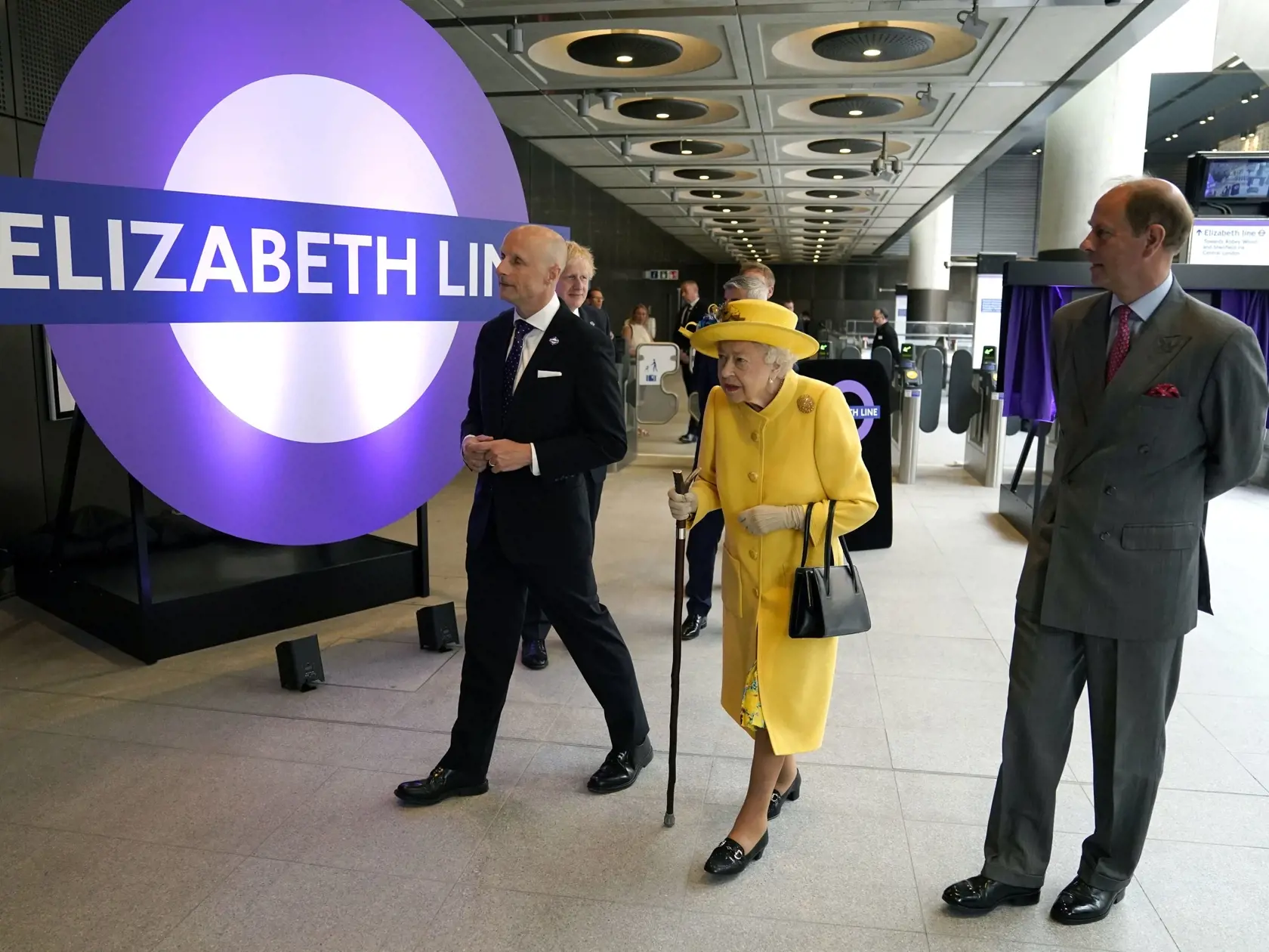 KK21 Londýn - Britská kráľovná Alžbeta II. (uprostred) sa zúčastnila na otvorení novej linky londýnskeho metra Elizabeth Line, ktorá bola pomenovaná práve po nej, 17. mája 2022 v Londýne. FOTO TASR/AP
Britain's Queen Elizabeth II and Prince Edward, right, talks with Transport for London commissioner Andy Byford, left, at Paddington station in London meets staff of the Crossrail project, as well as Elizabeth Line staff who will be running the railway, to mark the completion of London's Crossrail 