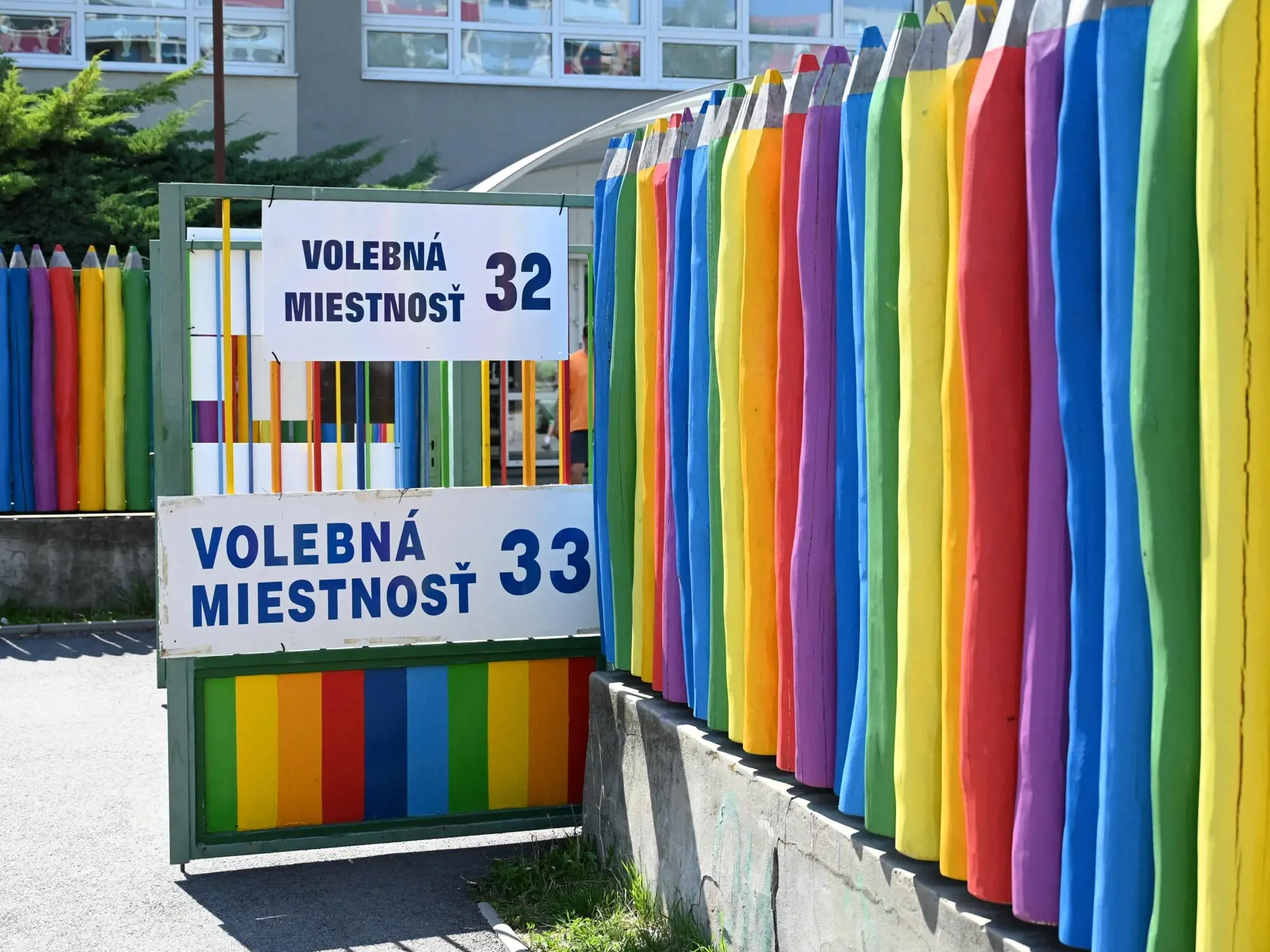 Na Slovensku sa v sobotu 8. júna 2024 začali v poradí piate voľby do Európskeho parlamentu.  Občania budú voliť 15 europoslancov z 22 politických strán a jednej koalície. Na snímke nápis volebná miestnosť pre voľby do Európskeho parlamentu na Základnej škole s materskou školou Spartakovská v Trnave v sobotu 8. júna 2024. FOTO TASR - Lukáš Grinaj