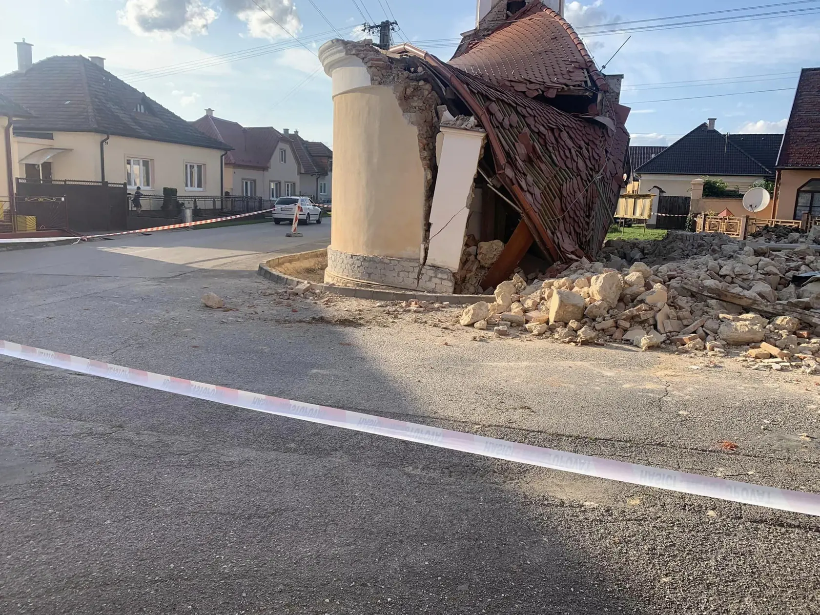 Vo štvrtok (31.8.) sa v obci Nedašovce (okr. Bánovce nad Bebravou) zrútila kaplnka.