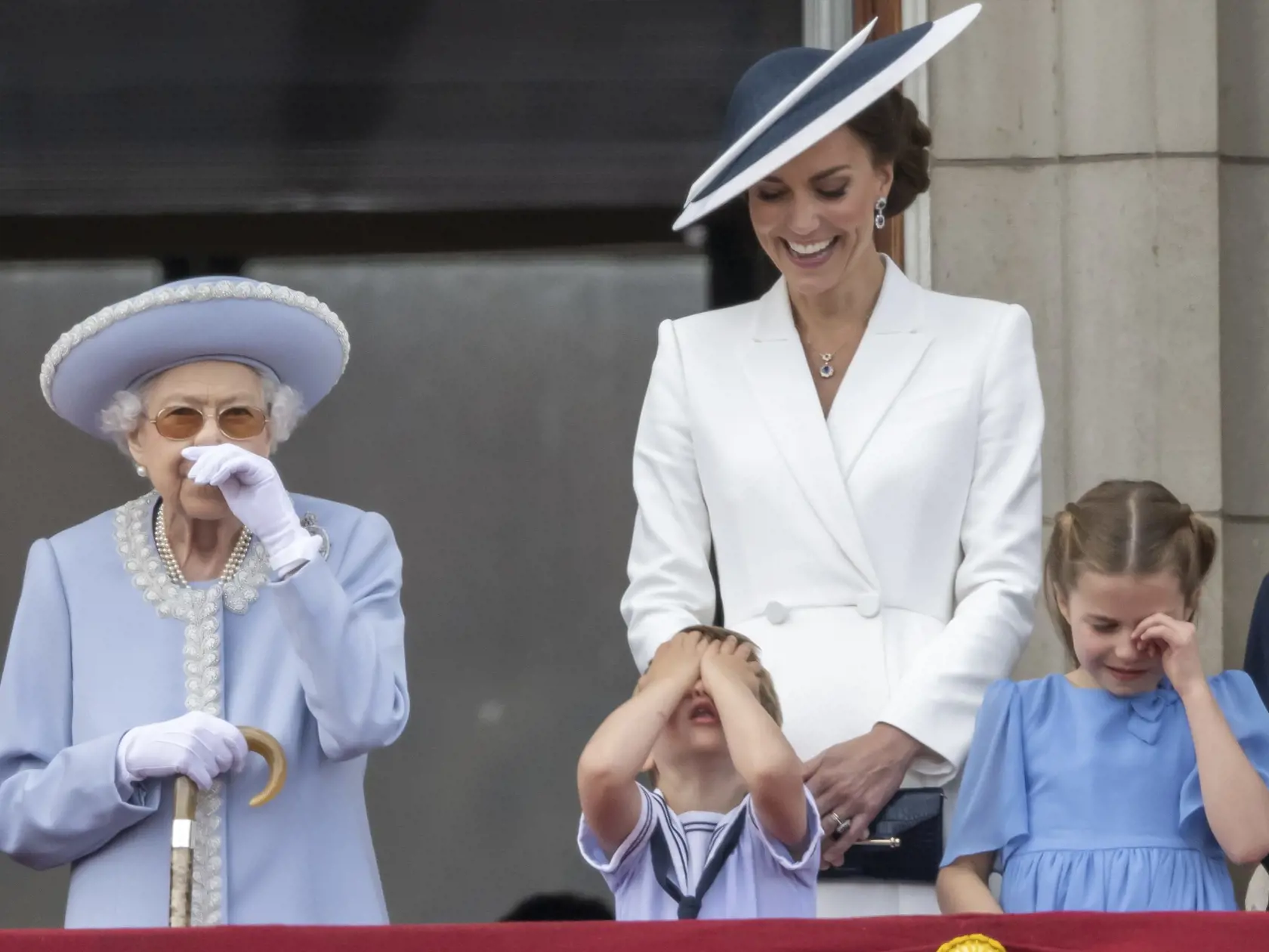 Kráľovská rodina na balkóne Buckinghamského paláca počas tradičnej vojenskej prehliadky Trooping the Colour