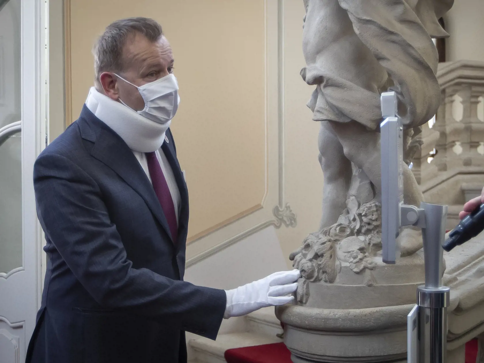 Stretnutie troch najvyšších ústavných činiteľov SR v priestoroch prezidentského paláca k aktuálnej pandemickej situácii koronavírusu Covid - 19 na Slovensku. Na snímke je príchod predsedu parlamentu Borisa Kollára.