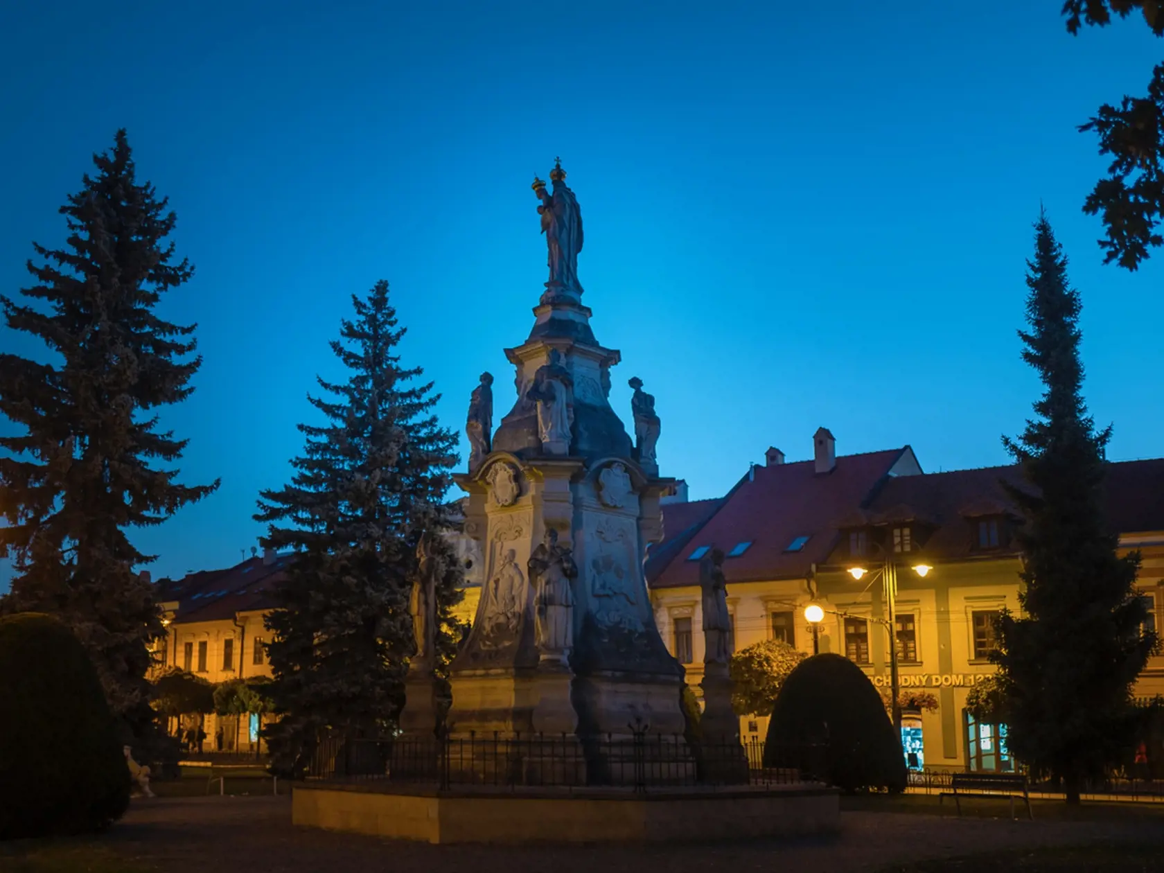 Súsošie na Trojici je z roku 1751, dali ho postaviť jezuiti ako pamiatku na mor. Stojí na mieste, kde bolo od marca do septembra 1687 popravisko Prešovského krvavého súdu. Pieskovcové súsošie v podobe trojdielneho podstavca so sochami štyroch svätcov – sv. Mikuláša, biskupa, sv. Jána Nepomuckého, sv. Štefana a sv. Františka Xaverského je dielom košického sochára Jozefa Hartmanna. Dominantu diela tvorí socha Madony s dieťaťom, s pozlátenou korunou a žezlom.