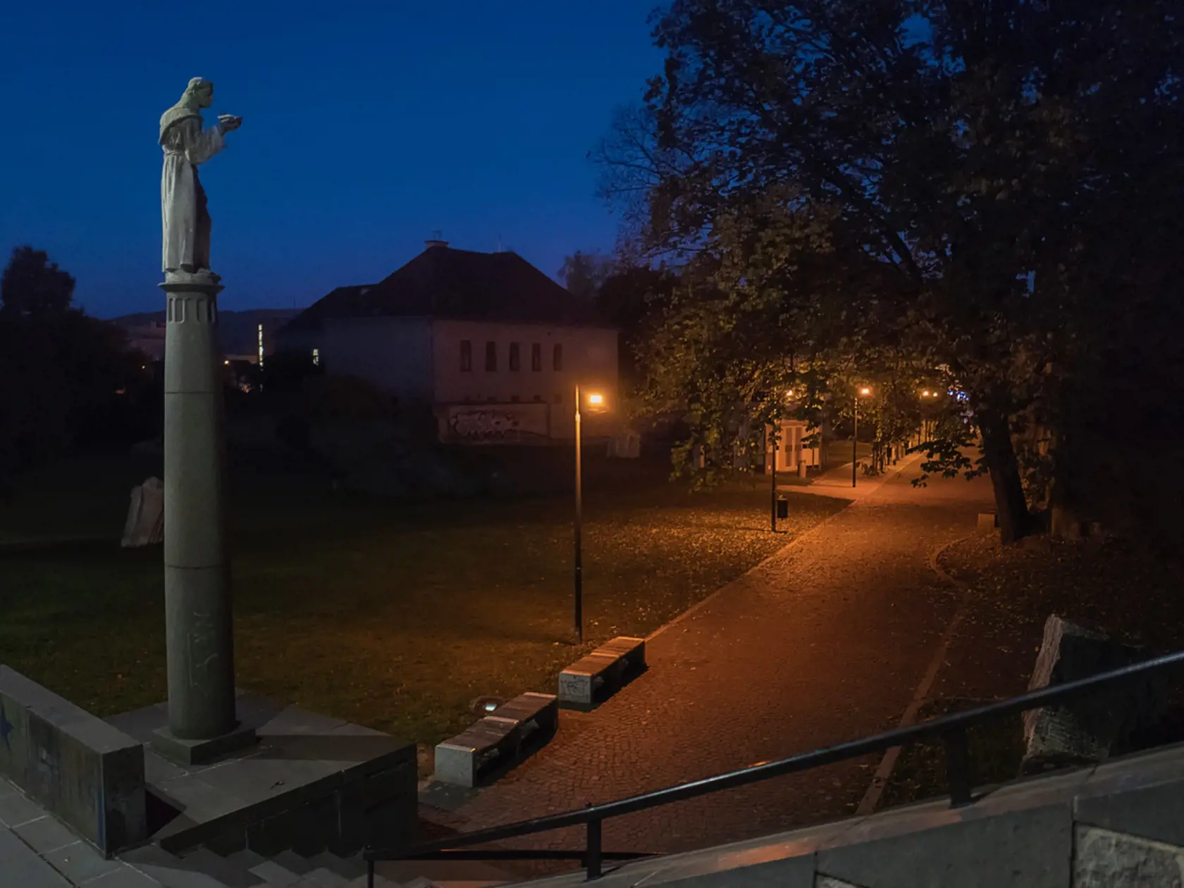 Záhrada umenia slúži ako prírodná galéria, sú v nej vystavené sochárske diela. V minulosti priestor slúžil ako hradobná priekopa.