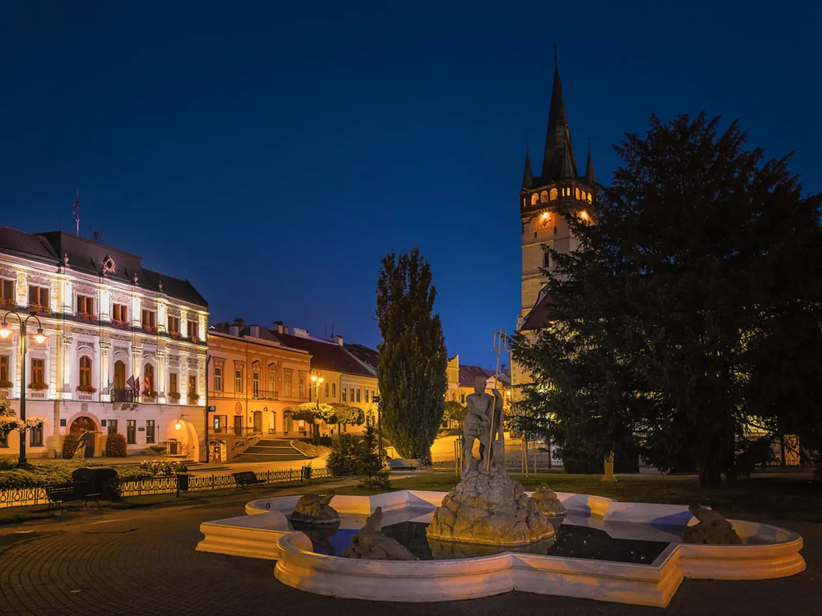 Historické jadro metropoly Šariša bolo v roku 1955 vyhlásené za mestskú pamiatkovú rezerváciu. Dnešná radnica bola pôvodne stredoveký meštiansky dom. V 16. storočí slúžila ako mestská vináreň. 
Konkatedrála sv. Mikuláša patrí k najvýznamnejším historickým dominantám Prešova. Ide o najstaršiu budovu, má 500 rokov a jedinú zachovanú gotickú sakrálnu stavbu v meste. Chrám je gotickým trojlodím, tzv. sieňovým kostolom, ktoré boli rozšírené predovšetkým v nemeckých oblastiach. V minulosti ho považov