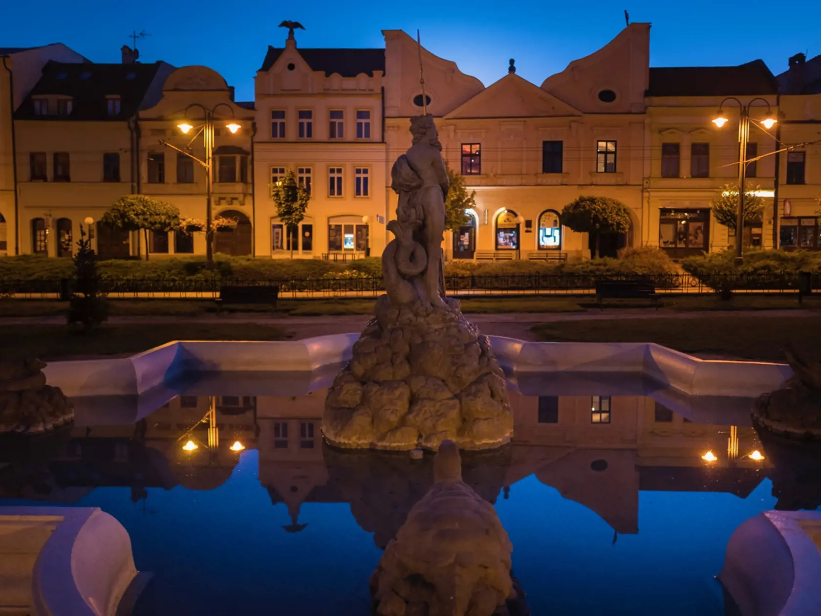 Neptúnovú fontánu so sochou Neptúna s trojzubcom, obklopeného vodnými živočíchmi – rybou, žabou, hadom, korytnačkou a krokodílom dal ju postaviť v 19. storočí židovský obchodník Marek Holländer, ako prejav vďačnosti mestu, ktoré mu dovolilo v meste Prešov usadiť a podnikať. Je jedinou zachovanou pôvodnou mestskou cisternou. Pred postavením vodovodu slúžilo občanom ako rezervoár úžitkovej vody desať podobných cisterien. Až do čias Jozefa II. nesmeli okrem doby trhov bývať v Prešove žiadni Židia. 