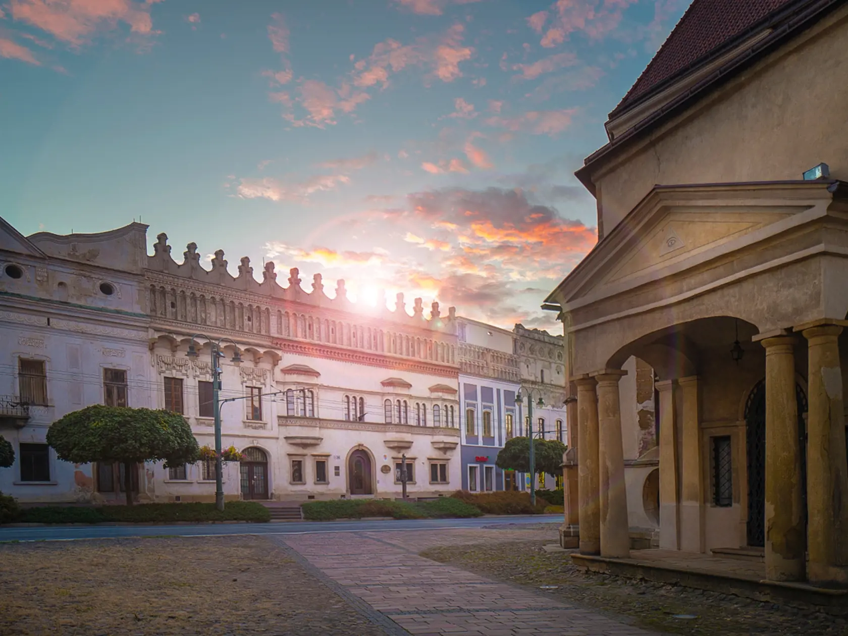 Rákocziho palác tvoril pôvodne dva meštianske domy, ktoré dal v  16. storočí sedmohradské knieža Žigmund Rákoci prebudovať na honosný mestský palác v renesančnom slohu. V roku 1633 tu prebiehali rokovania medzi zástupcami sedmohradského kniežaťa Juraja I. Rákociho a cisára Ferdinanda II., a v ktorom bol podpísaný prešovský mier. Od roku roku 1711 bol  vystriedal viacerých majiteľov. V súčasnosti je tu Šarišské múzeum.