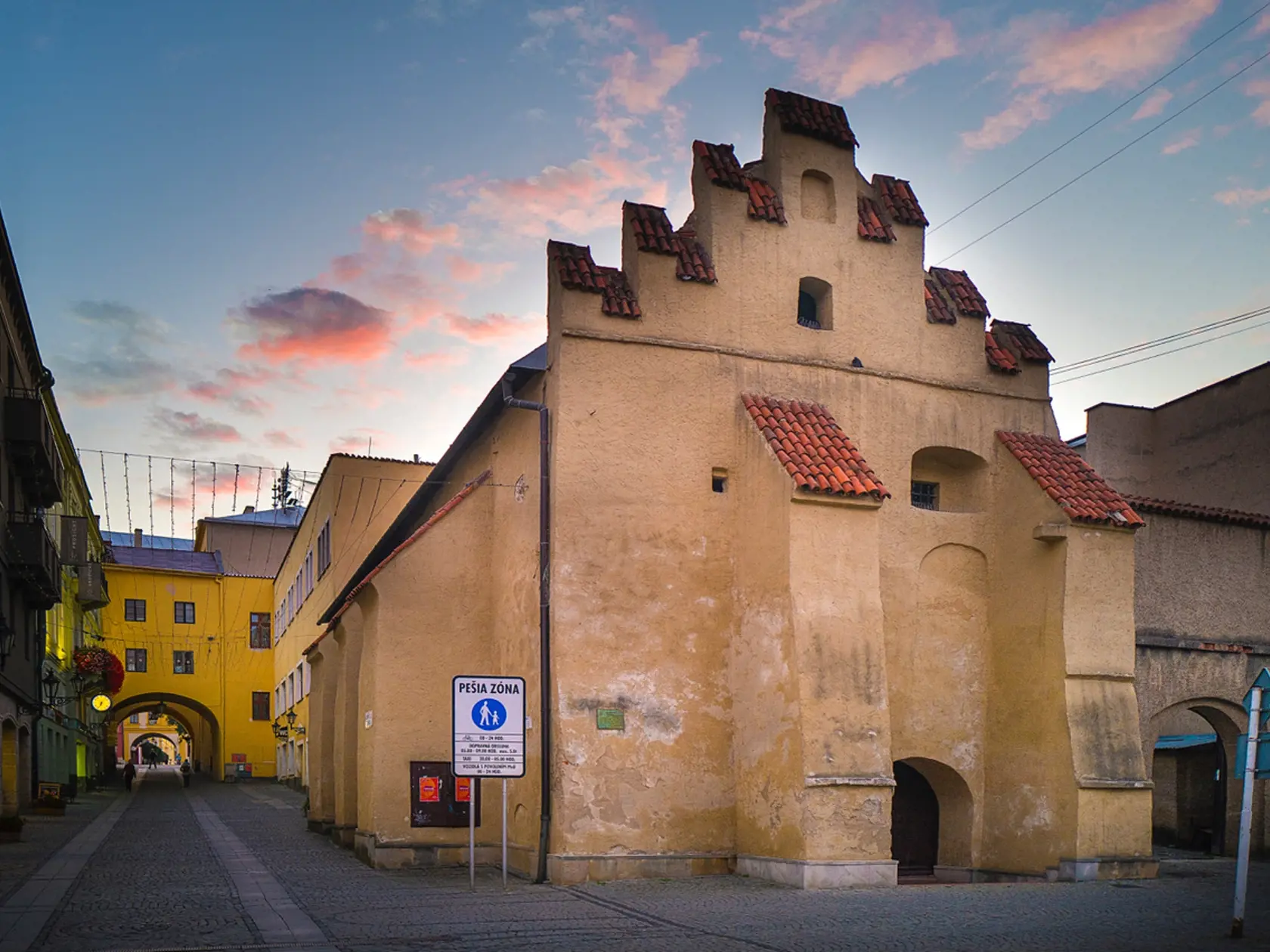 Caraffova väznica je historickou pamiatkou v gotického štýlu. V minulosti tu bolo nespravodlivo uväznených a odsúdených 24 uhorských zemanov a mešťanov. Počas Caraffovho povstania – Prešovské jatky boli popravení.