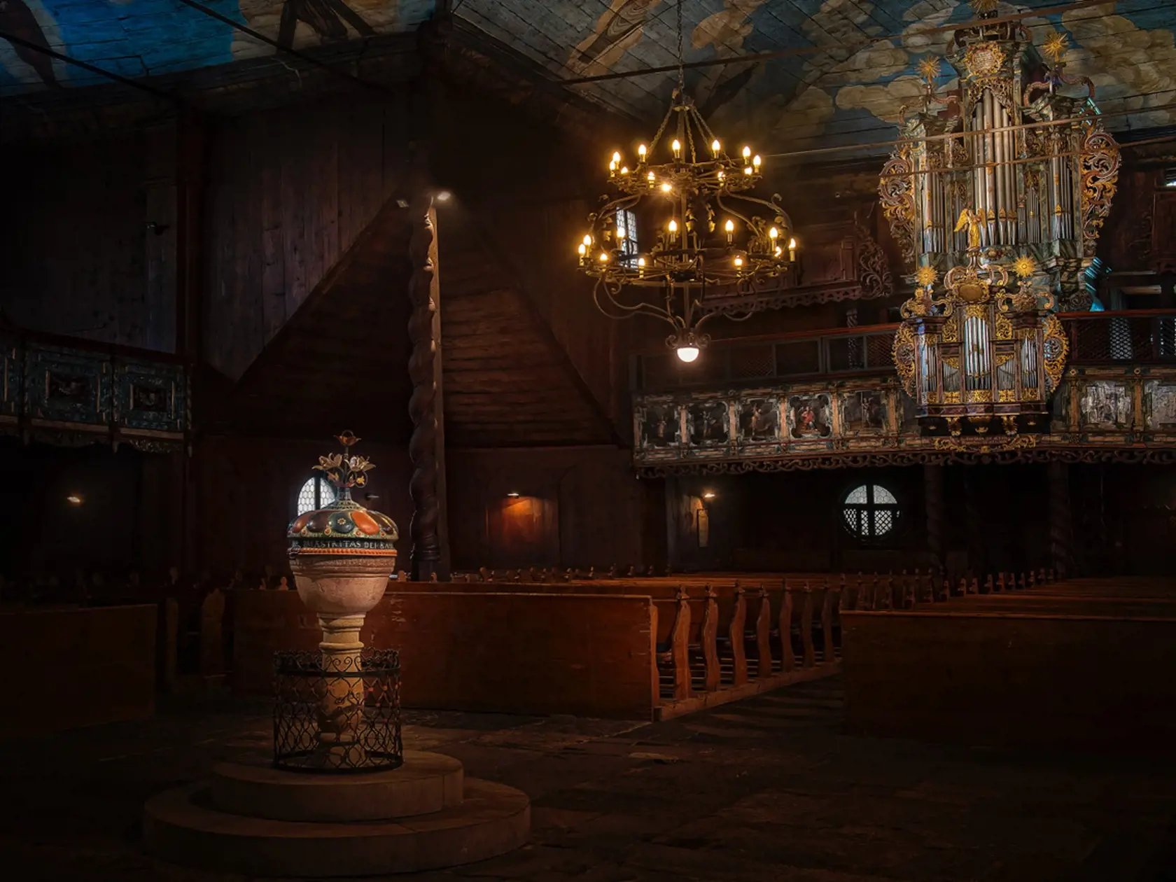 Organ v drevenom artikulárnom kostolíku v Kežmarku. Tento hudobný nástroj vznikol v roku 1720 vďaka levočskému majstrovi Lorentzovi Čajkovskému a obsahoval 12 registrov. O deväť rokov neskôr bol do chóru vstavaný druhý organ so 6 registrami. Oba nástroje sa spojili dokopy a vytvorili dvojmanuálový organ s 18 registrami.  Skriňa organu je zdobená bohatým vyrezávaním, píšťaly skrášľujú obludné hlavy, z úst ktorých vychádza zvuk. Kežmarský organ je najstarším funkčným nástrojom svojho druhu na územ