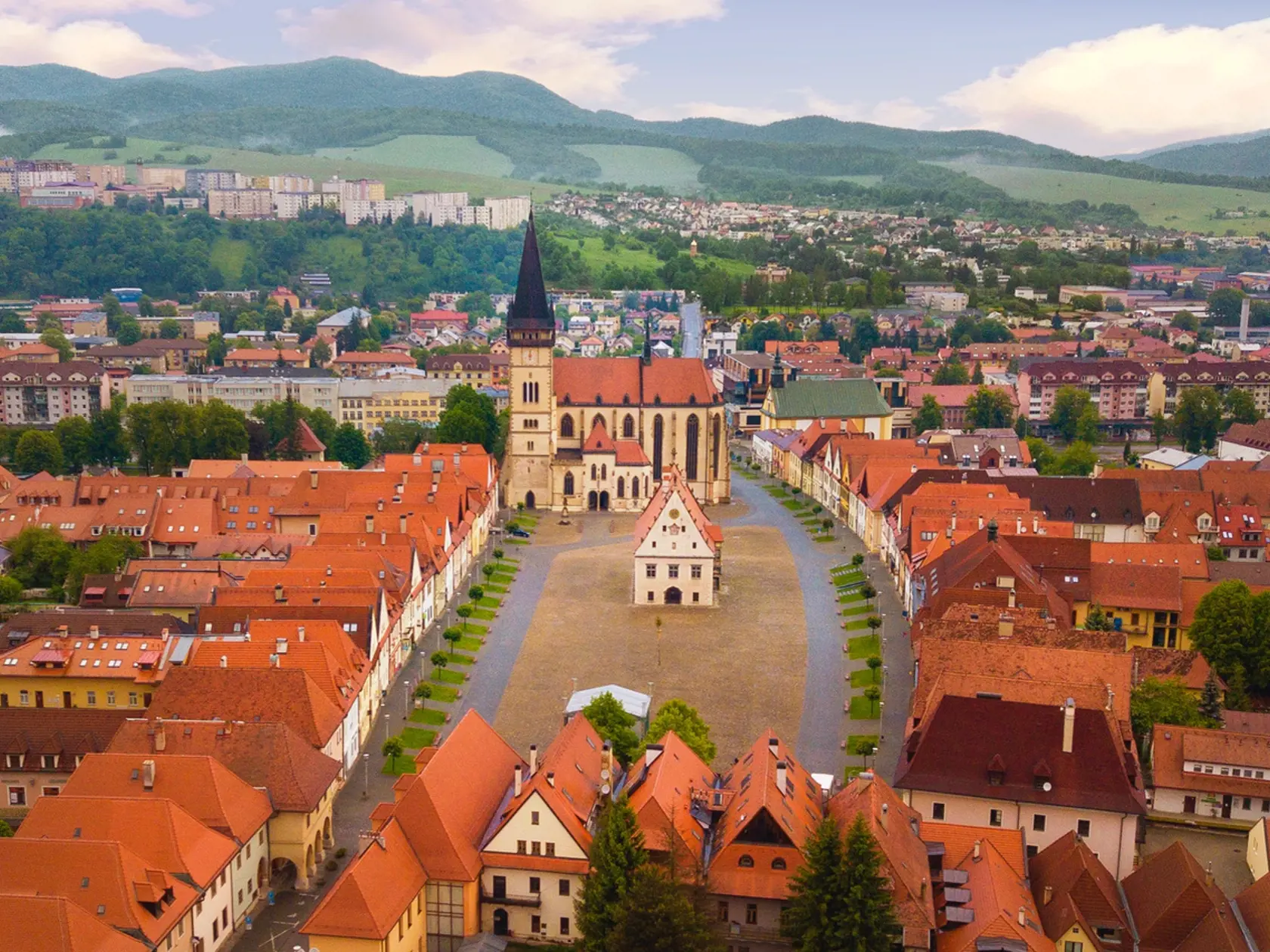 Letecký pohľad na Radničné námestie v Bardejove, zapísané do zoznamu kultúrneho dedičstva Unesco.
