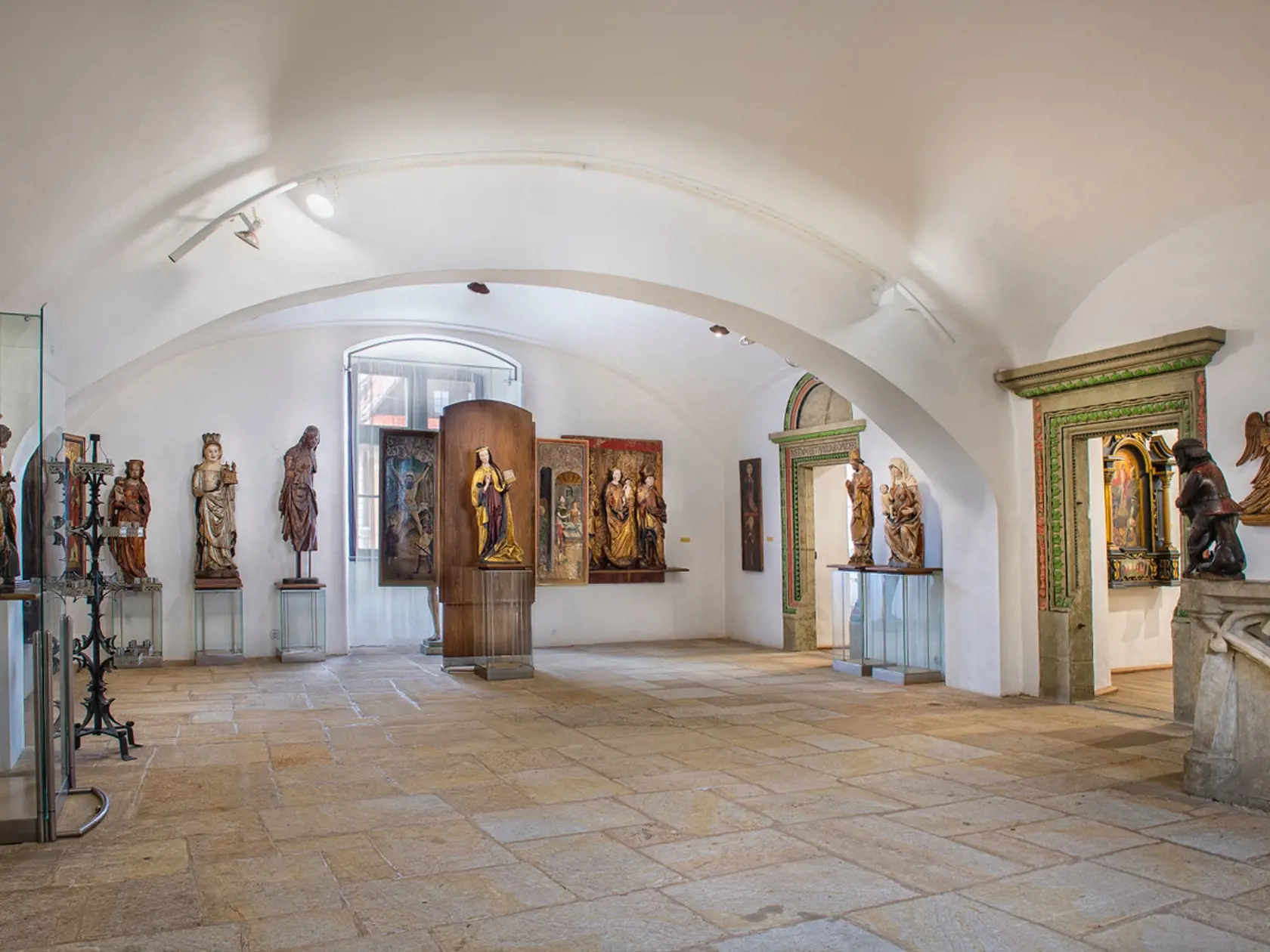 Šarišské múzeum bolo založené v roku 1903, spravuje vyše 700-tisíc zbierkových predmetov, ktoré patria k najcennejším na Slovensku. Medzi iným súsošie Malá Kavlária od Majstra Pavla z Levoče z roku 1520. 
