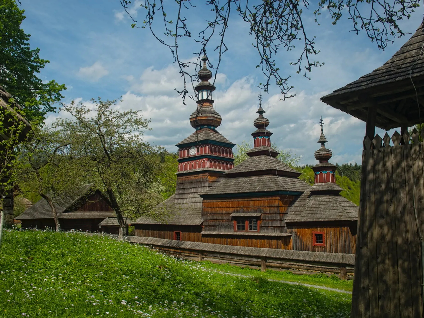 Drevený kostolík východného obradu z dediny Zboj z roku 1766 bol prevezený do Bardejovských Kúpeľov v roku 1967. 