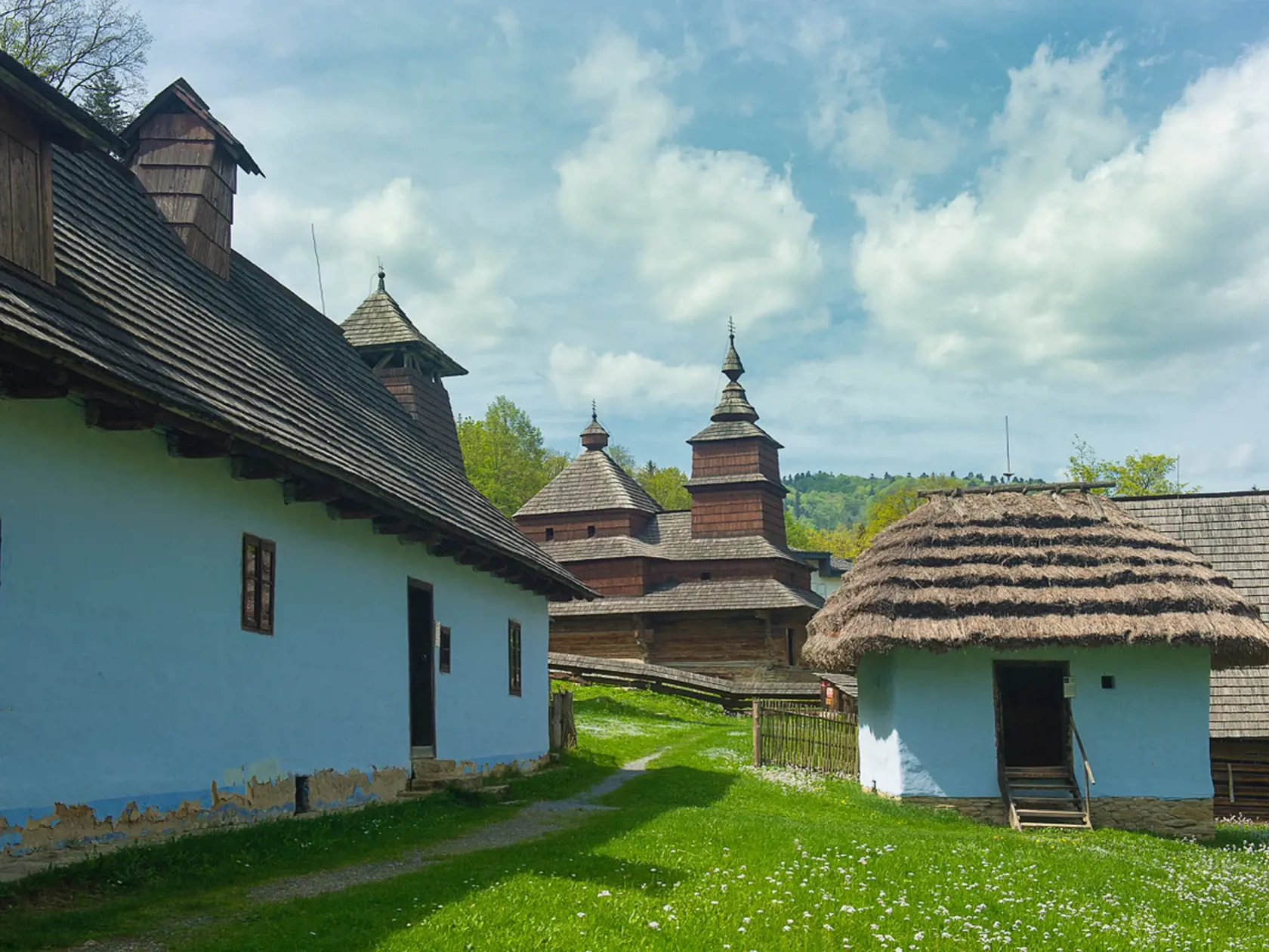 Bardejovský skanzen je najstarším zariadením svojho druhu na Slovensku. Bol sprístupnený v roku 1965. Na ploche 1,5 ha je rozmiestnených 24 expozičných objektov, ktoré prezentujú ľudovú kultúru a staviteľstvo slovenského a rusínskeho obyvateľstva, žijúceho v regióne horného Šariša a severného Zemplína. karpatského typu. 