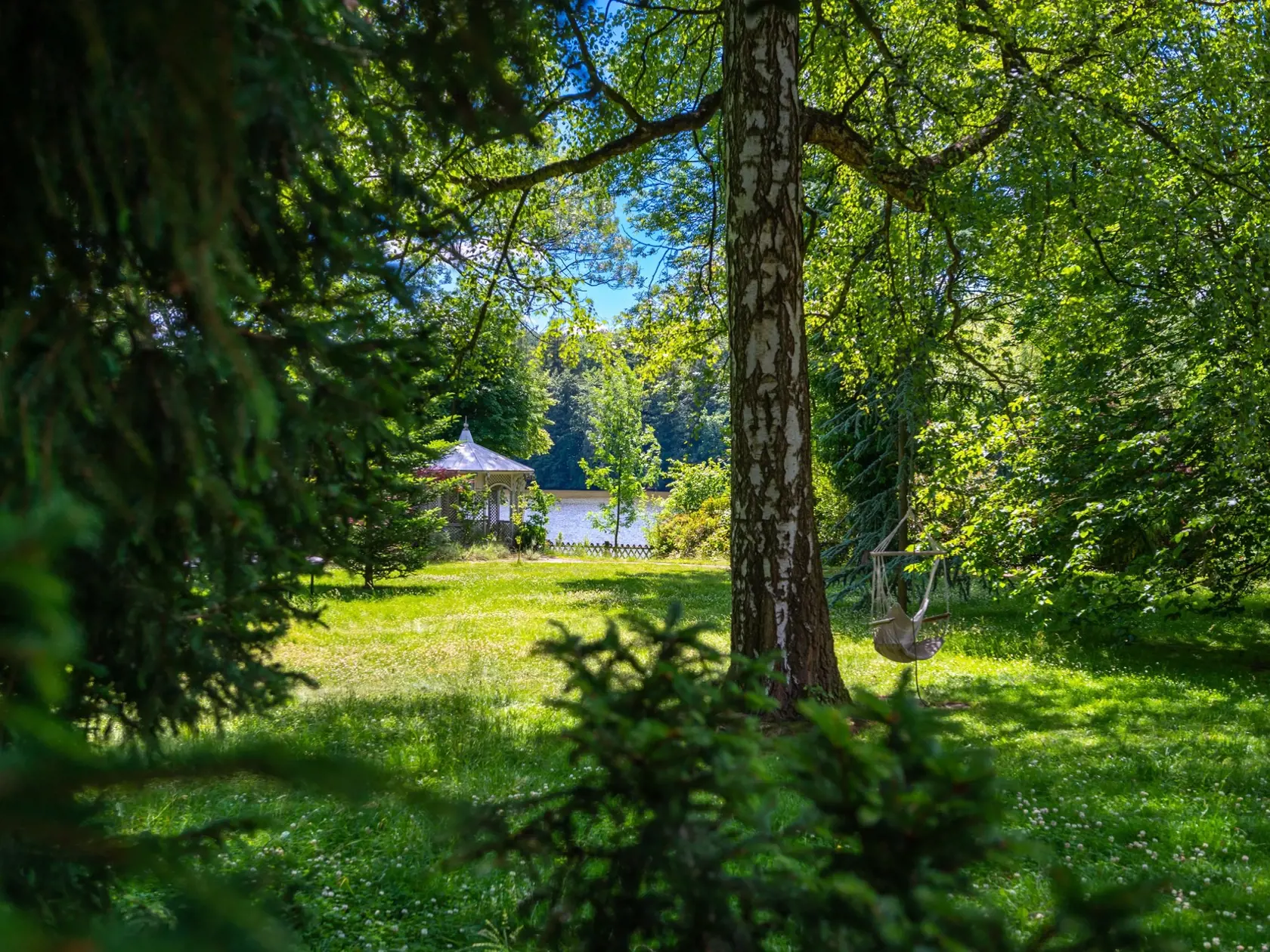 Na záhrade v tesnej blízkosti rybníka nechýba ani hojdacia sieť a altánok.