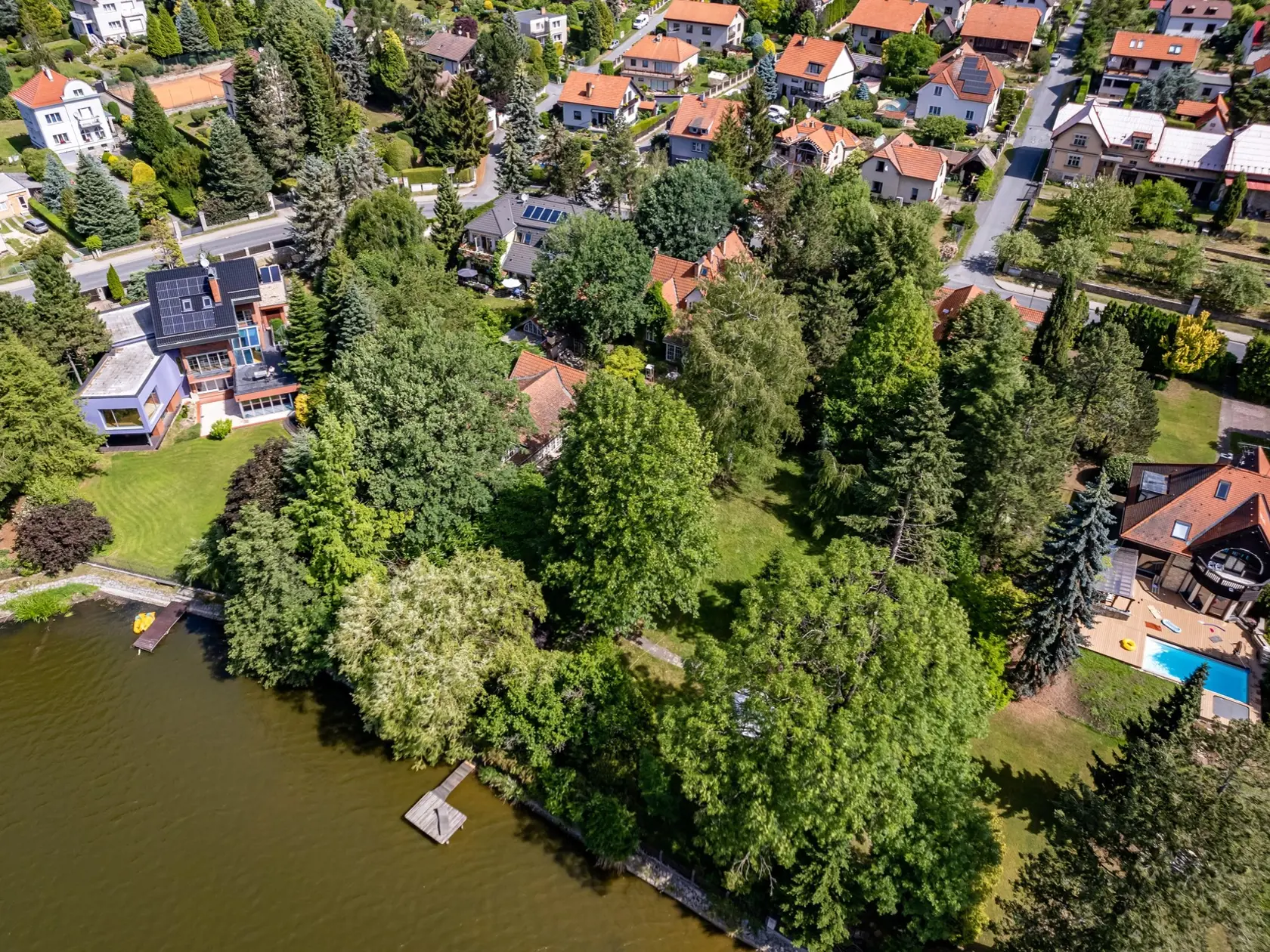 Letecký pohľad na vilu. Tá v porovnaní s okolitými nehnuteľnosťami má oveľa viac zelene.