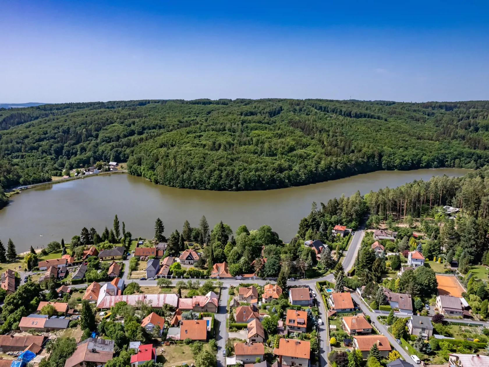 Pohľad na Jevany s obrovským rybníkom.