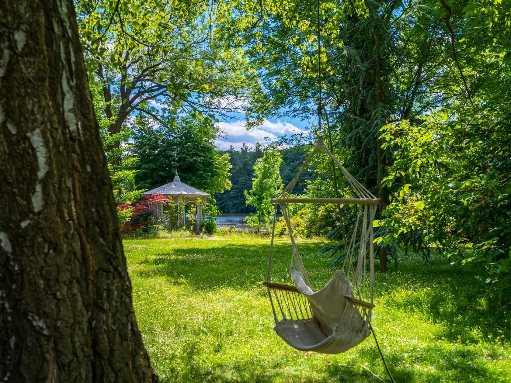 Pokoj a kľud poskytuje majiteľom okolitá záhrada a sad.