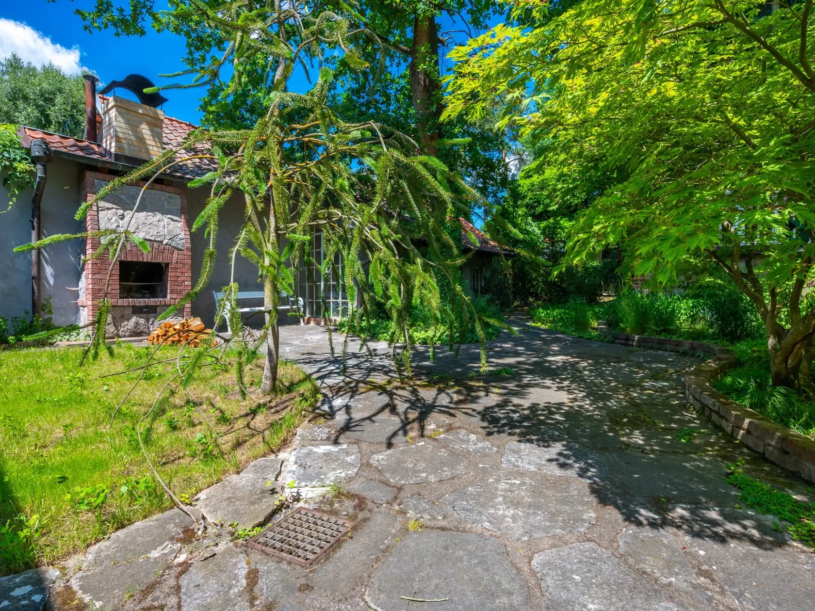 Pri dome nechýba ani vonkajší krb.