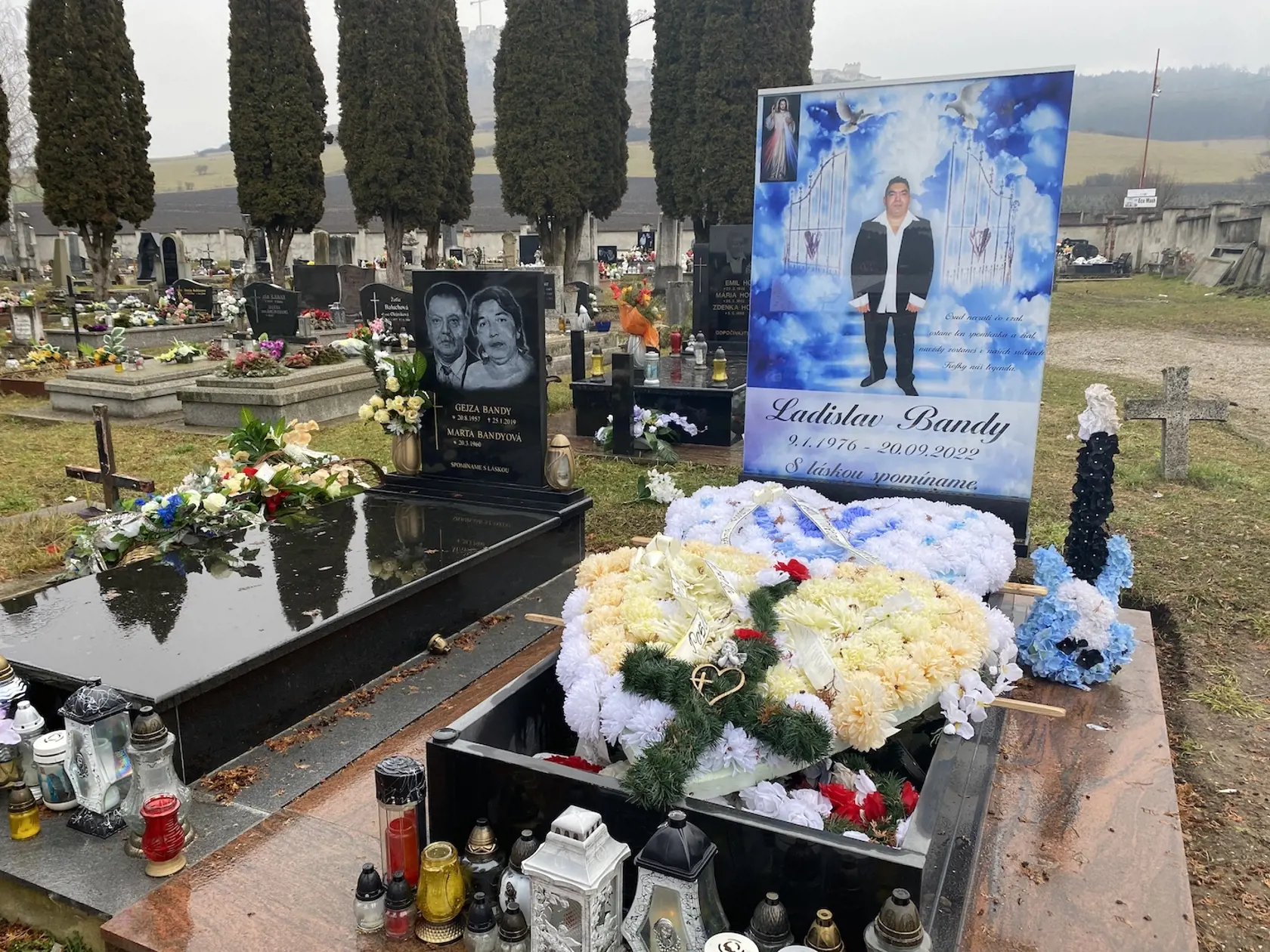 Hrob zosnulého obľúbeného rómskeho speváka zo Spiša Ladislava Bandyho (†46) alias Kokyho sa od iných honosných rómskych hrobov líši. Jeho je farebný!