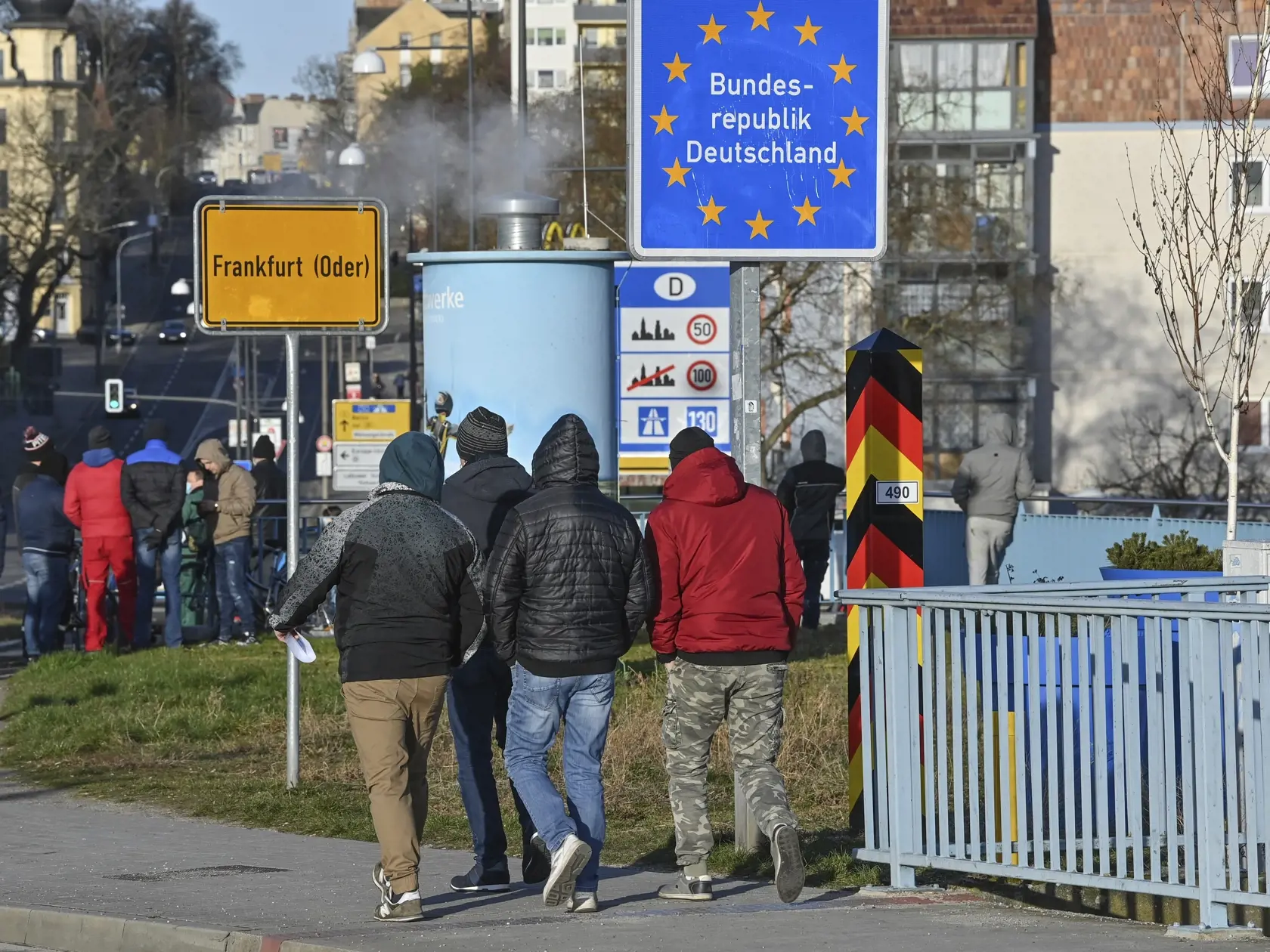 WA 24 Frankfurt nad Odrou - Poľskí vodiči kráčajú cez most na nemecko-poľskom hraničnom priechode vo Frankfurte nad Odrou v pondelok 22. marca 2021. Nemecké úrady v piatok zaradili Poľsko na zoznam tzv. vysoko rizikových krajín v dôsledku narastajúceho počtu prípadov nového koronavírusu. Od nedele sa tak ľudia prichádzajúci z Poľska musia pri vstupe do Nemecka preukázať negatívnym výsledkom testu na koronavírus. Okrem Poľska zaradil nemecký Inštitút Roberta Kocha (RKI) v piatok do rovnakej kateg