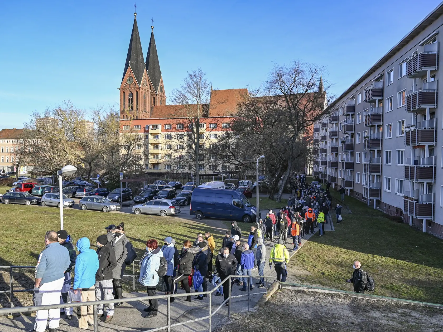 WA 26 Frankfurt nad Odrou - Poľskí pendleri čakajú v rade na testovanie na ochorenie COVID-19 na nemecko-poľskom hraničnom priechode vo Frankfurte nad Odrou v pondelok 22. marca 2021. Nemecké úrady v piatok zaradili Poľsko na zoznam tzv. vysoko rizikových krajín v dôsledku narastajúceho počtu prípadov nového koronavírusu. Od nedele sa tak ľudia prichádzajúci z Poľska musia pri vstupe do Nemecka preukázať negatívnym výsledkom testu na koronavírus. Okrem Poľska zaradil nemecký Inštitút Roberta Koc