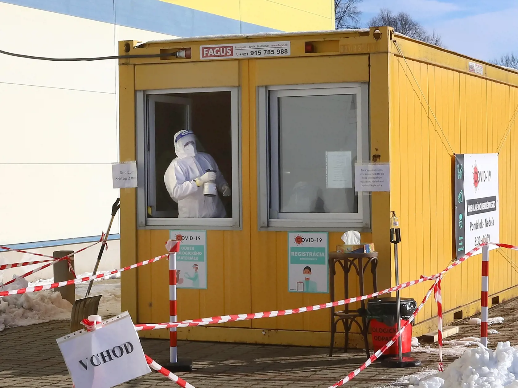Mesto Zvolen už plošne netestuje svojich obyvateľov na ochorenie COVID-19. Záujemcovia sa môžu testovať podľa potreby v súkromných mobilných odberových miestach, ktorých je k dispozícii desať. Okres Zvolen aktuálne patrí podľa COVID automatu do tretieho stupňa varovania. Na snímke mobilné odberové miesto na antigénové testovanie na ochorenie Covid-19 na parkovisku pred bývalou Hypernovou vo Zvolene 14. februára 2021. FOTO TASR - Ján Krošlák