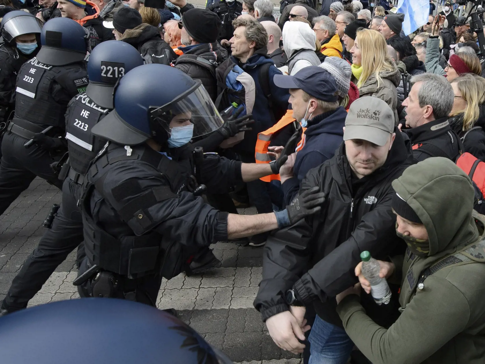 JB 99 Kassel - Príslušníci policajných síl počas zrážok s demonštrantmi na proteste proti reštrikciám v nemeckom meste Kassel 20. marca 2021. V stredonemeckom meste Kassel došlo k potýčkam medzi políciou a demonštrantami, ktorí protestovali proti epidemiologickým reštrikciám. Podobné protesty sa popoludní očakávajú aj v Berlíne a ďalších nemeckých mestách, informovala agentúra DPA. Policajti v Kasseli zasiahli paprikovým sprejom a obuškami voči účastníkom nepovoleného protestu, ktorí neuposlúchl