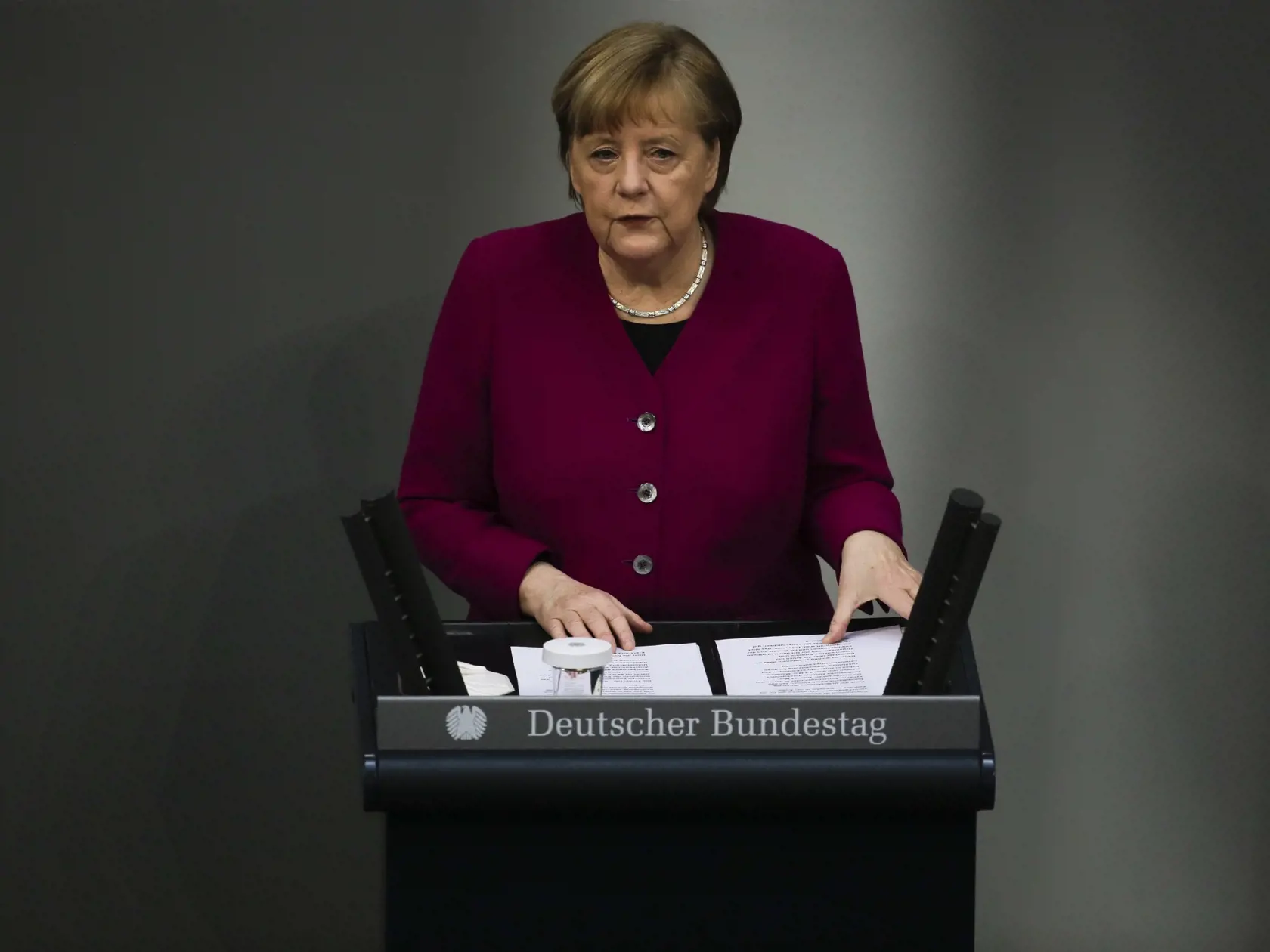 JB 23 Berlín - Nemecká kancelárka Angela Merkelová počas prejavu na zasadnutí nemeckého spolkového parlamentu Bundestag v Berlíne 25. marca 2021 pred summitom EÚ. FOTO TASR/AP

German Chancellor Angela Merkel addresses the German parliament Bundestag ahead of an European Union summit at the Reichstag building in Berlin, Germany, Thursday, March 25, 2021. (AP Photo/Markus Schreiber)